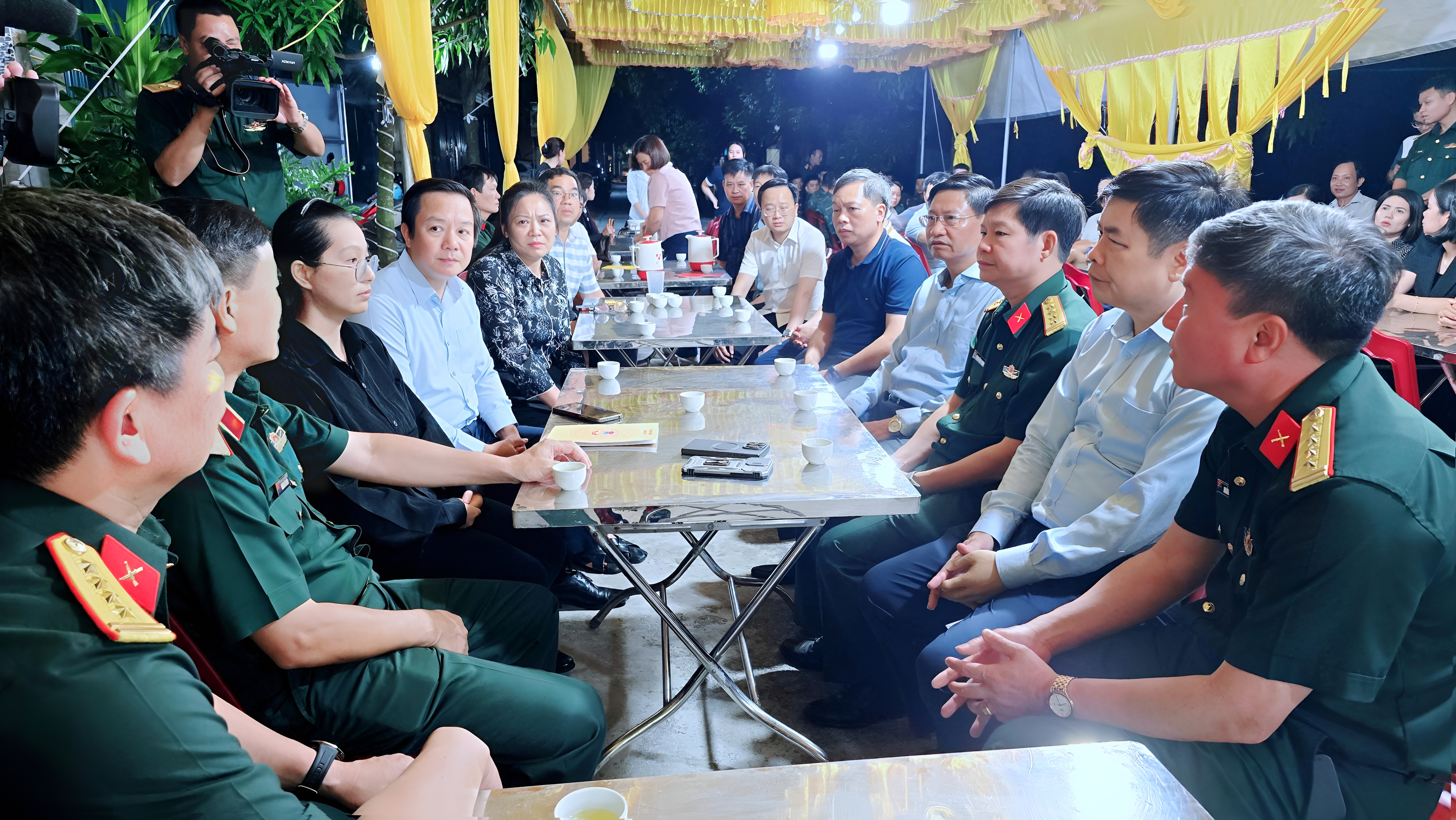 🇻🇳 THĂM ĐỘNG VIÊN GIA ĐÌNH THIẾU TÁ TRẦN VĂN TÙNG HY SINH DŨNG CẢM CỨU DÂN.
