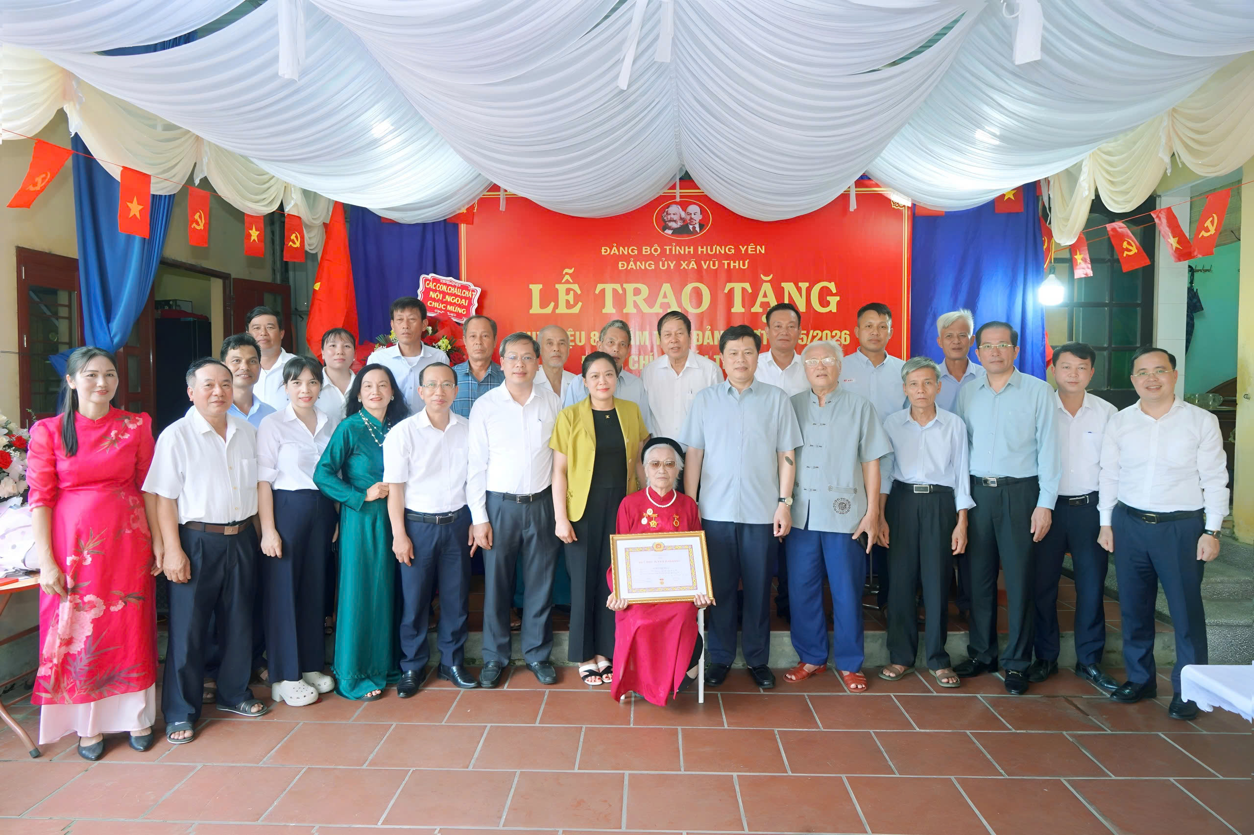 ĐỒNG CHÍ PHÓ BÍ THƯ THƯỜNG TRỰC TỈNH ỦY TRAO HUY HIỆU 80 NĂM TUỔI ĐẢNG TẠI XÃ VŨ THƯ