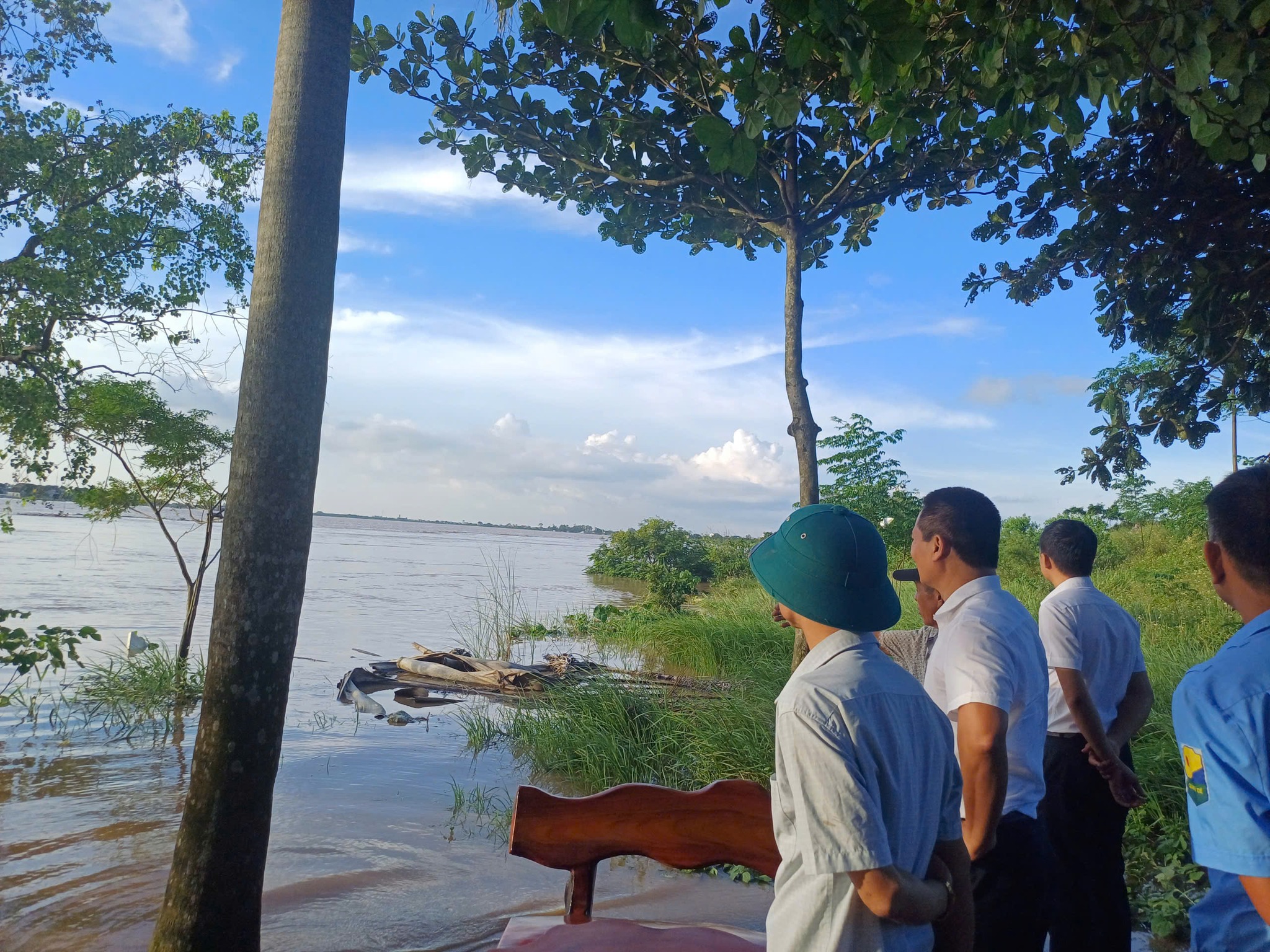 LŨ TIẾP TỤC LÊN, XÃ VŨ THƯ RA LỆNH BÁO ĐỘNG I TRÊN TRIỀN ĐÊ TẢ HỒNG HÀ II