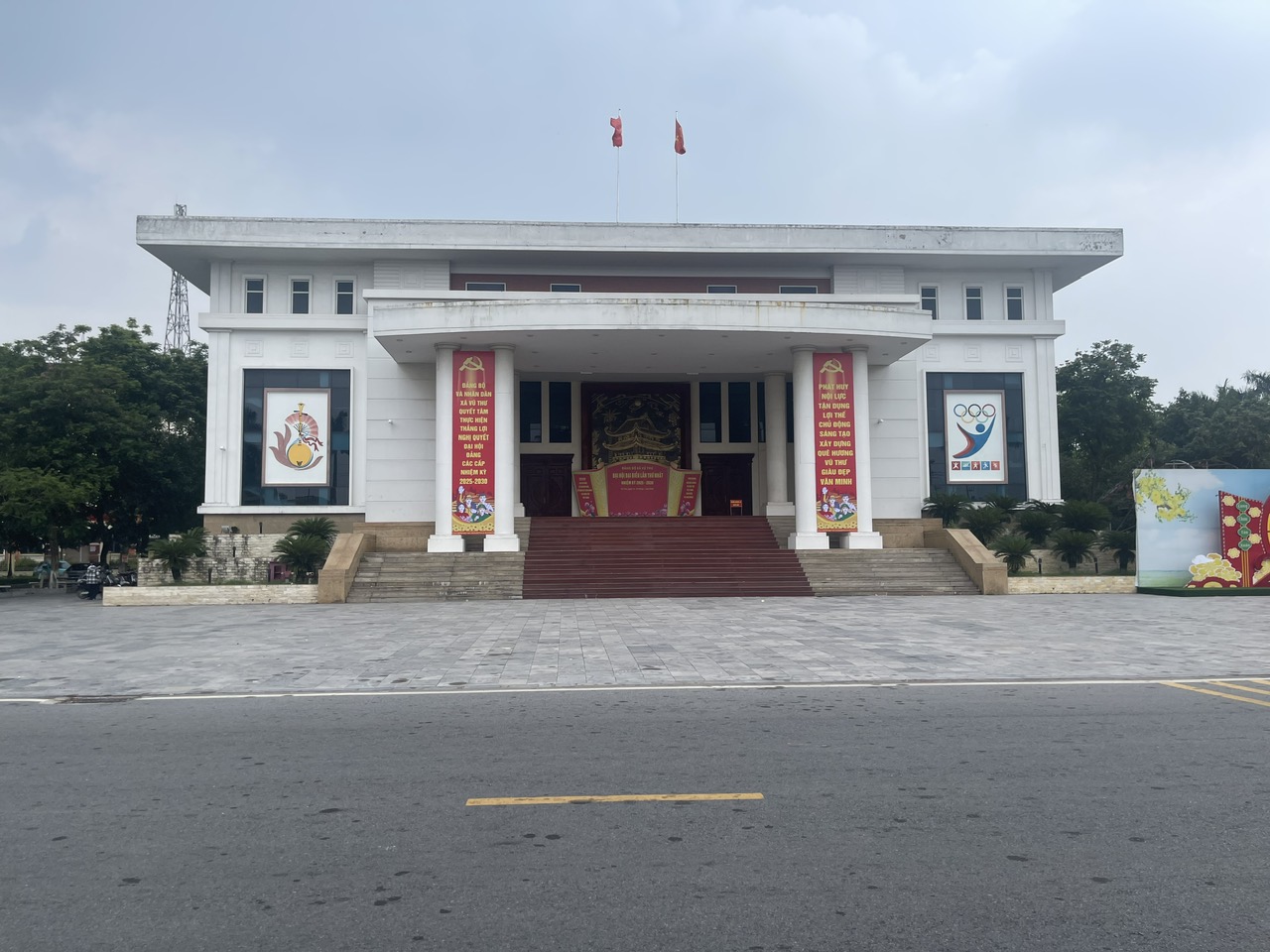 XÃ VŨ THƯ: THÀNH LẬP TRUNG TÂM DỊCH VỤ TỔNG HỢP TRÊN CƠ SỞ ĐỔI TÊN TRUNG TÂM VĂN HOÁ – THỂ THAO ĐỂ CUNG ỨNG DỊCH VỤ CÔNG THIẾT YẾU TRÊN ĐỊA BÀN XÃ
