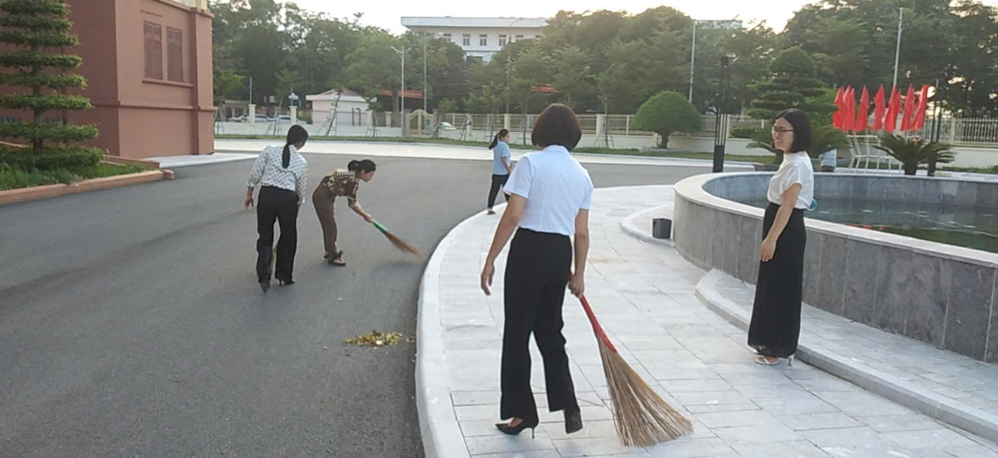 Câu lạc bộ nữ cán bộ, công chức, viên chức xã Vũ Thư phát động “Ngày lao động xanh”