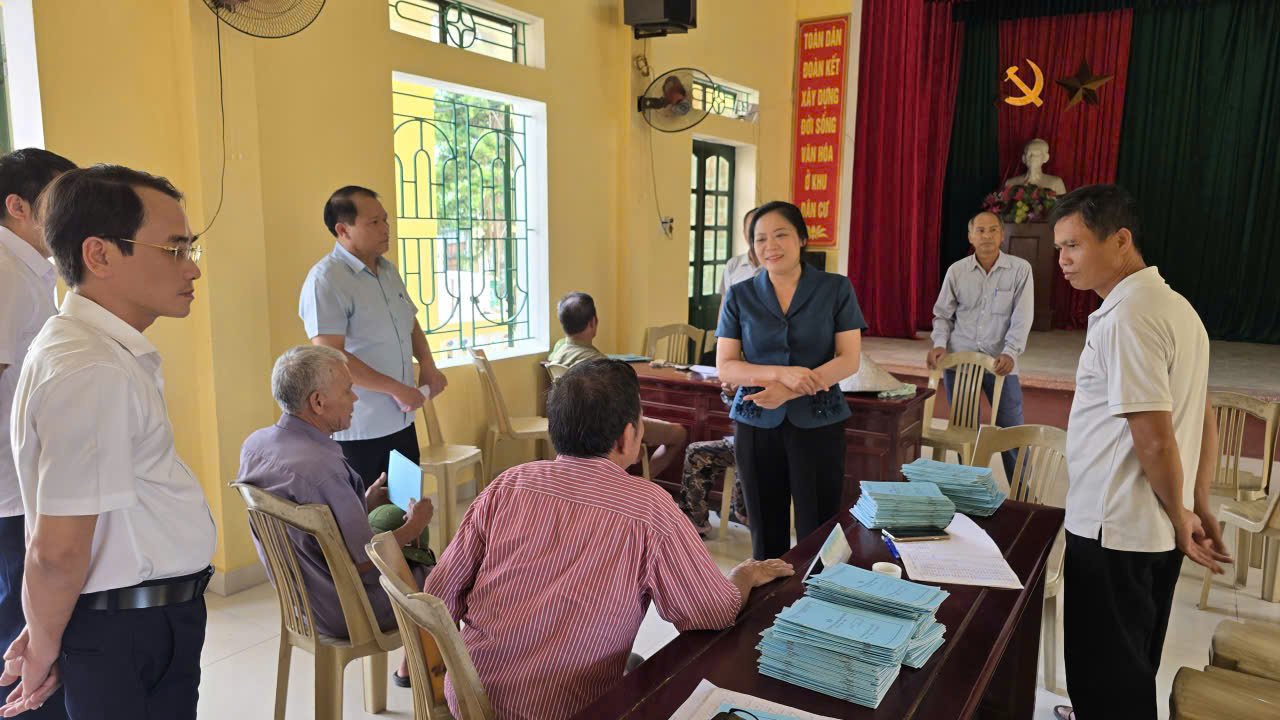 CÁC ĐỒNG CHÍ LÃNH ĐẠO XÃ VŨ THƯ KIỂM TRA CÔNG TÁC THU CÁC KHOẢN ĐÓNG GÓP CHO HỢP TÁC XÃ TẠI THÔN LA NGUYỄN