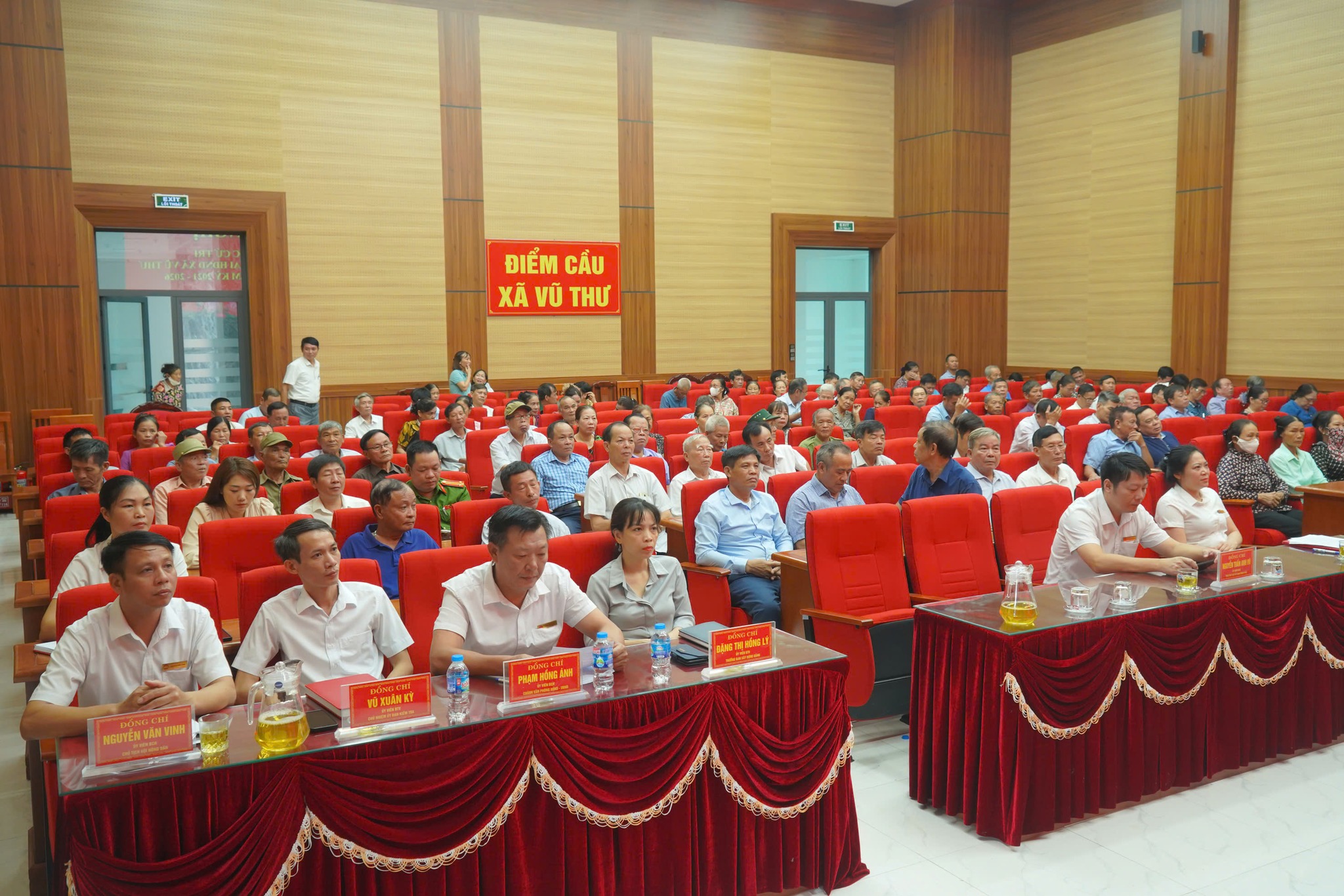 ĐẠI BIỂU HỘI ĐỒNG NHÂN DÂN XÃ VŨ THƯ KHOÁ I NHIỆM KỲ 2021 - 2026 TIẾP XÚC CỬ TRI SAU KỲ HỌP THỨ HAI