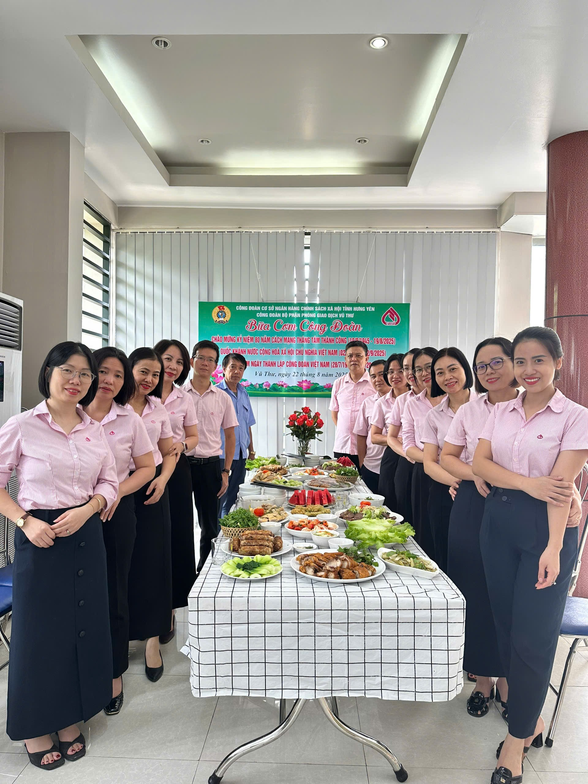 “BỮA CƠM CÔNG ĐOÀN” – ĐIỂM NHẤN TRONG PHONG TRÀO CÔNG ĐOÀN TẠI NGÂN HÀNG CHÍNH SÁCH XÃ HỘI VŨ THƯ