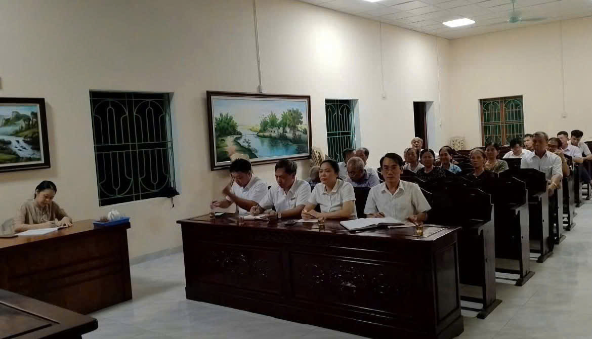 LÃNH ĐẠO XÃ VŨ THƯ LẮNG NGHE KIẾN NGHỊ CỦA ĐẢNG VIÊN