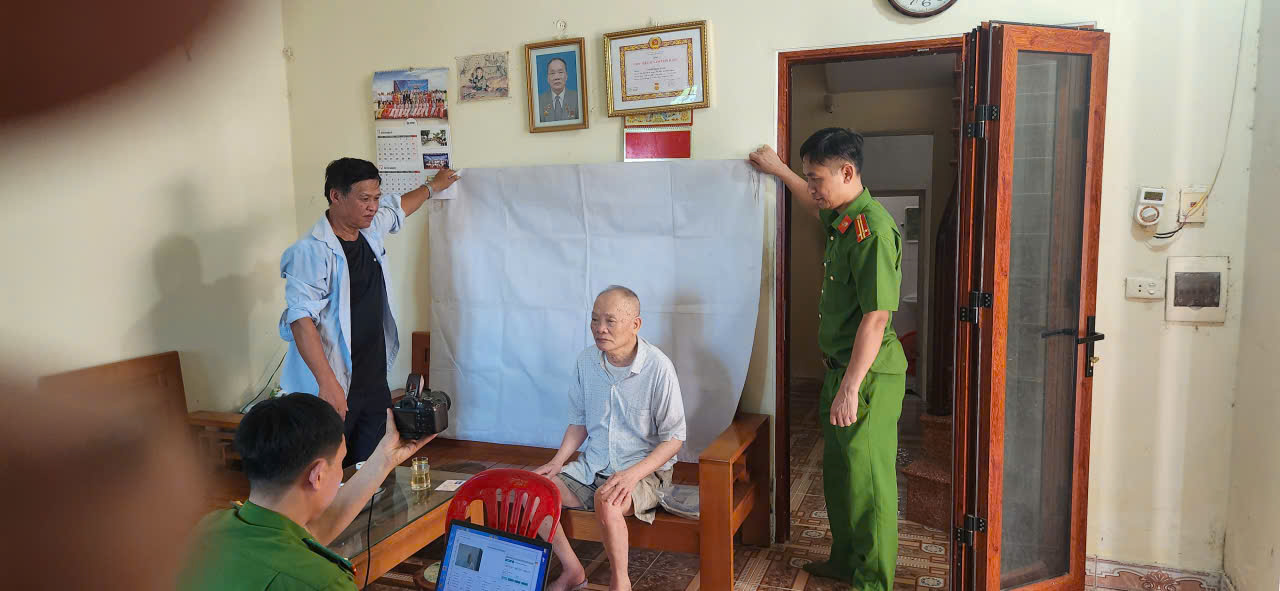 CÔNG AN XÃ VŨ THƯ ĐẨY NHANH TIẾN ĐỘ CẤP ĐỔI THẺ ĐẢNG VIÊN TRÊN TOÀN ĐẢNG BỘ