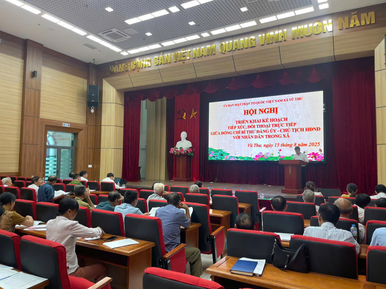 TRIỂN KHAI KẾ HOẠCH ĐỐI THOẠI, TIẾP XÚC GIỮA ĐỒNG CHÍ BÍ THƯ ĐẢNG UỶ, CHỦ TỊCH HĐND XÃ VỚI NHÂN DÂN 4 THÔN: DŨNG THƯỢNG, VÔ THÁI, TRÀ ĐỘNG, DŨNG THUÝ HẠ