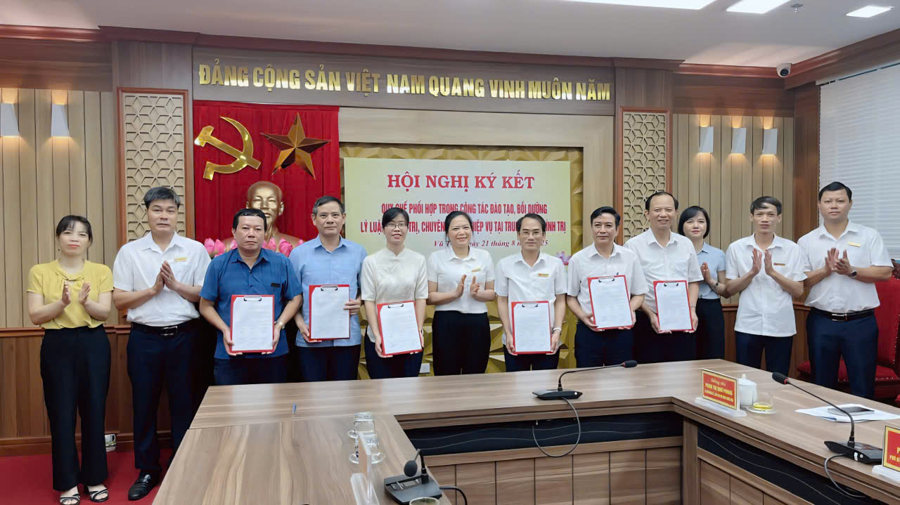 ĐẢNG ỦY XÃ VŨ THƯ TỔ CHỨC HỘI NGHỊ KÝ KẾT QUY CHẾ PHỐI HỢP ĐÀO TẠO, BỒI DƯỠNG LÝ LUẬN CHÍNH TRỊ