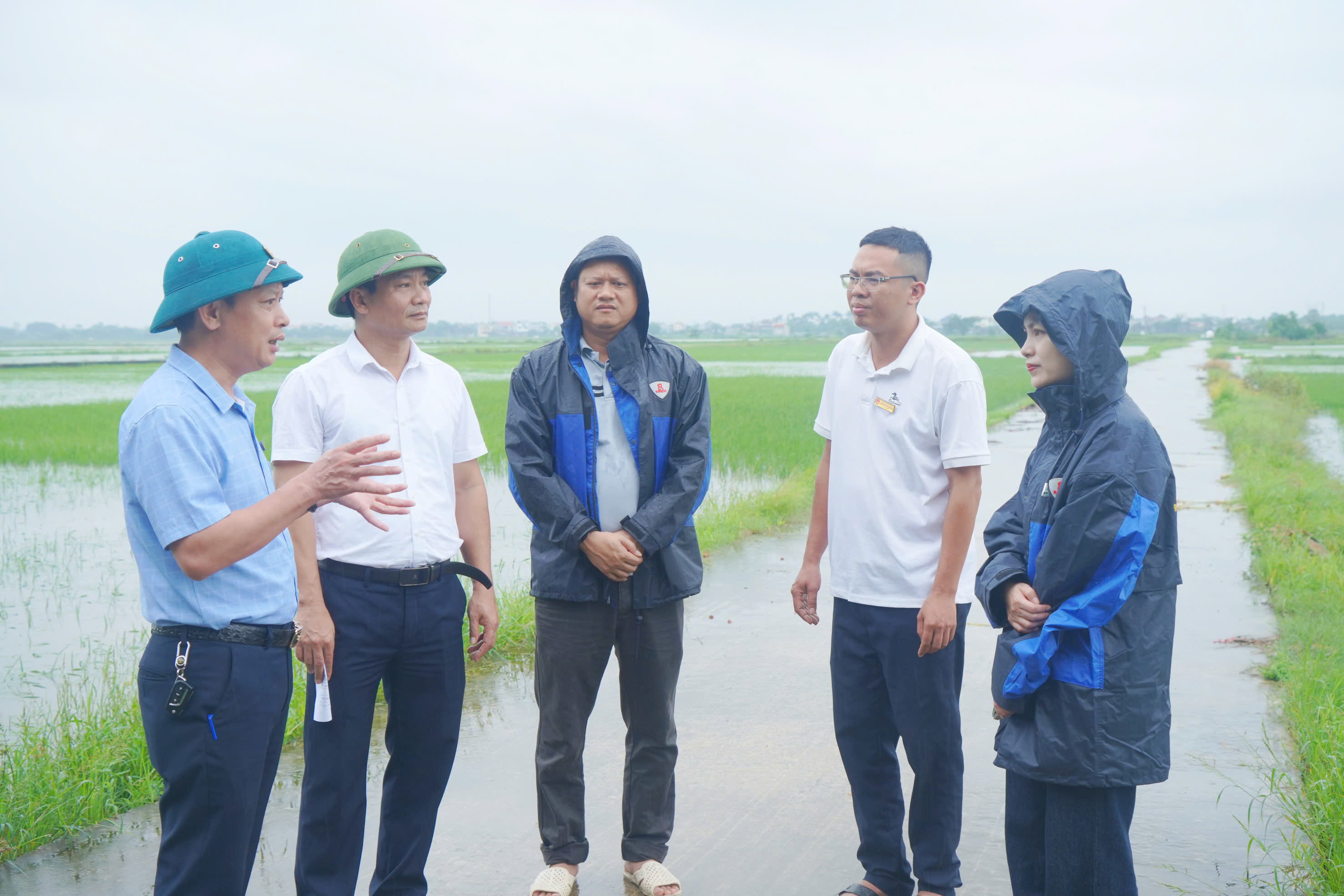 LÃNH ĐẠO XÃ VŨ THƯ KIỂM TRA THỰC TẾ, CHỈ ĐẠO KHẮC PHỤC HẬU QUẢ SAU BÃO SỐ 5
