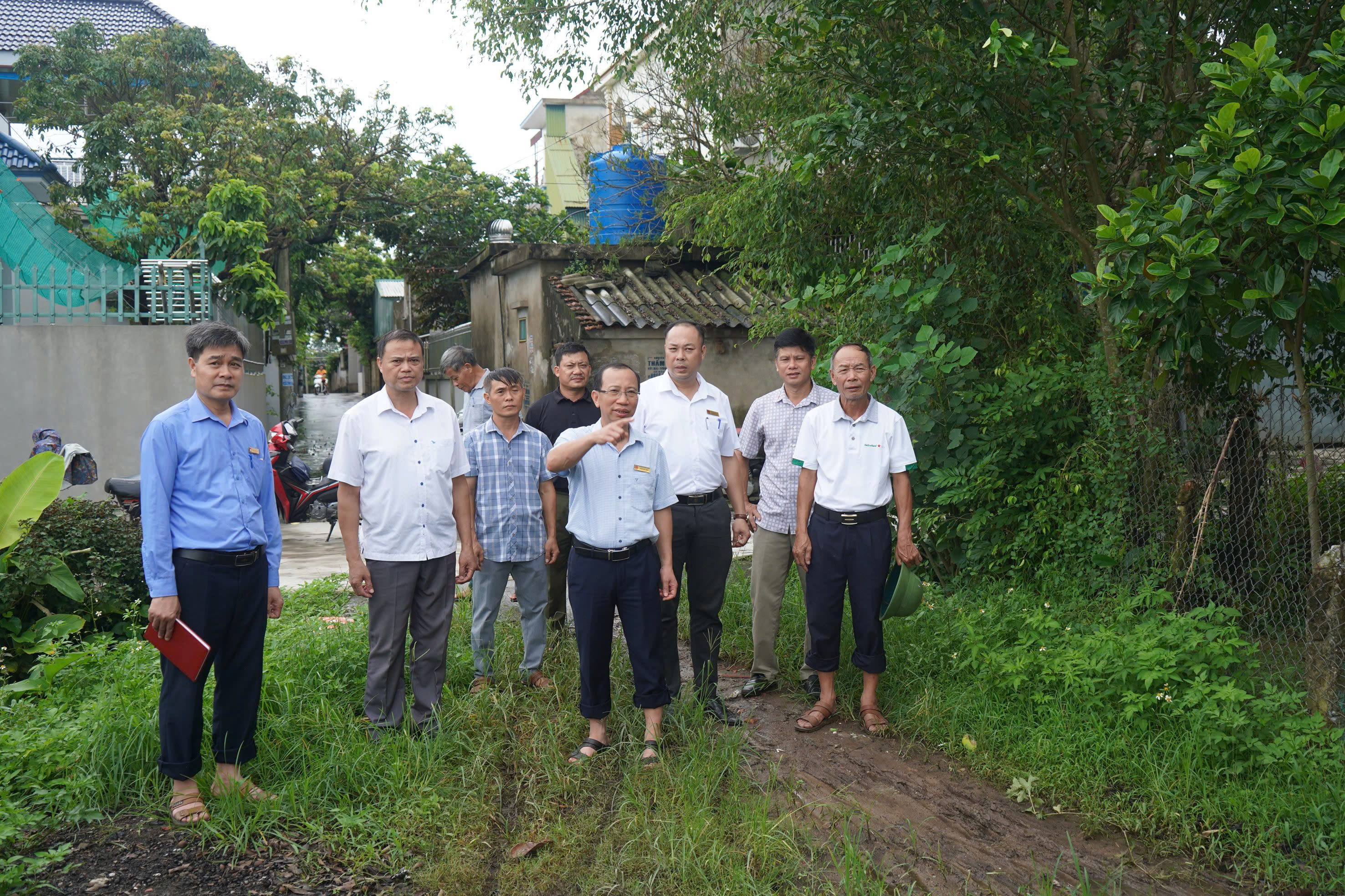 Ban Kinh tế – Ngân sách Hội đồng nhân dân xã Vũ Thư khảo sát, lấy ý kiến nhân dân về hệ thống giao thông nội đồng