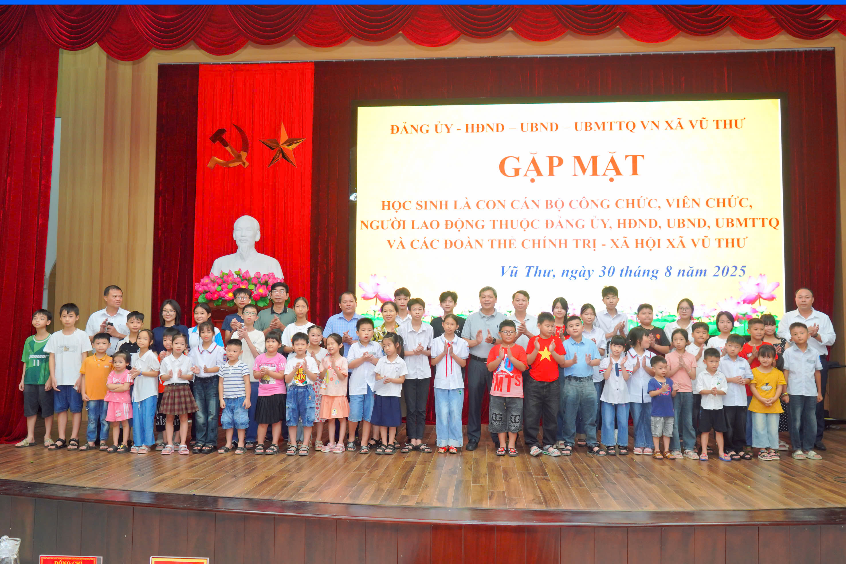 140 CHÁU LÀ CON CÁN BỘ, CÔNG CHỨC, VIÊN CHỨC, NGƯỜI LAO ĐỘNG THUỘC ĐẢNG ỦY, HĐND, UBND, UB MTTQ VÀ CÁC ĐOÀN THỂ CHÍNH TRỊ - XÃ HỘI XÃ VŨ THƯ ĐƯỢC KHEN THƯỞNG