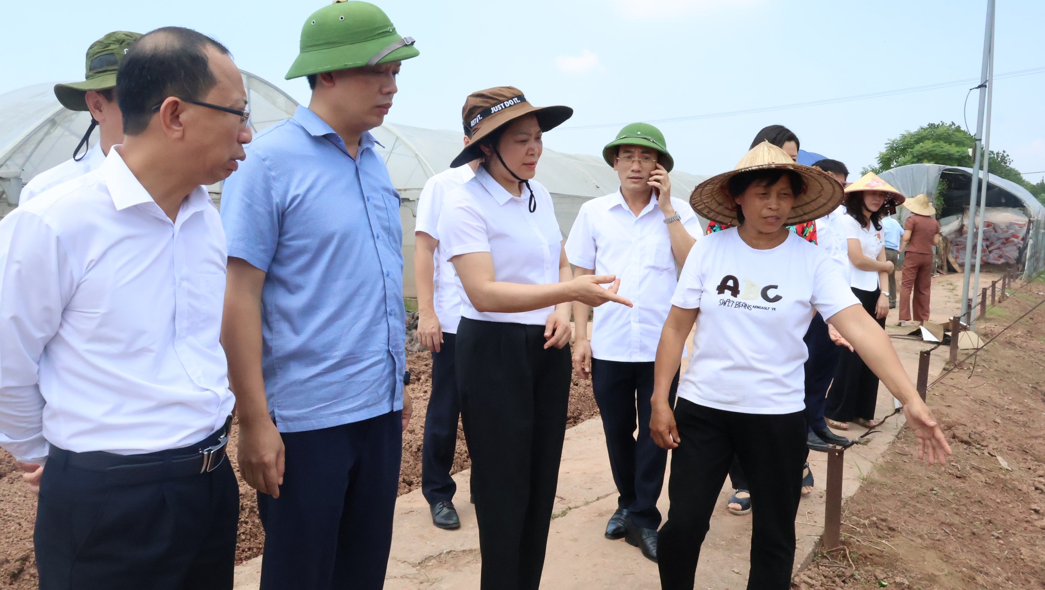 ĐOÀN CÔNG TÁC XÃ VŨ THƯ TRAO ĐỔI KINH NGHIỆM MÔ HÌNH KINH TẾ TẠI XÃ Ô DIÊN THÀNH PHỐ HÀ NỘI