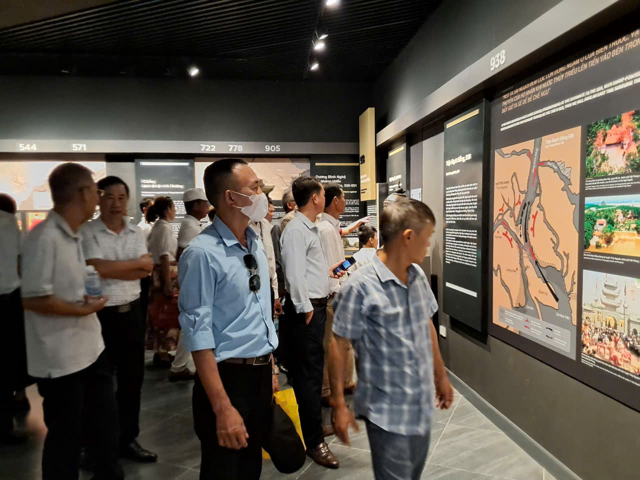 VŨ THƯ: 108 ĐẠI BIỂU LÀ CHI UỶ CÁC THÔN ĐI THỰC TẾ THAM QUAN BẢO TÀNG LỊCH SỬ QUÂN SỰ VIỆT NAM TẠI HÀ NỘI