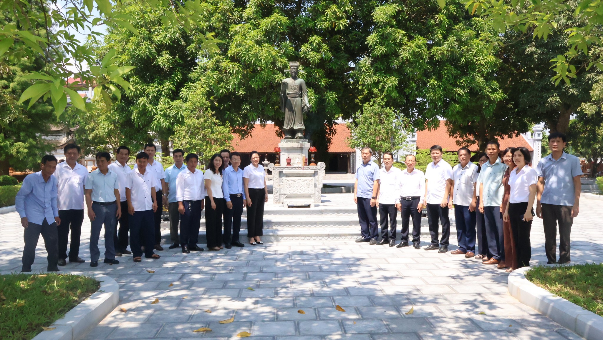 ĐOÀN CÔNG TÁC XÃ VŨ THƯ DÂNG HƯƠNG TẠI ĐỀN THỜ THÁI UÝ TÔ HIẾN THÀNH XÃ Ô DIÊN, THÀNH PHỐ HÀ NỘI