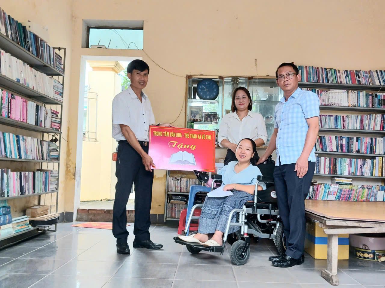 Trung tâm Văn hóa - Thể thao Vũ Thư: trao tặng sách - phát triển văn hoá đọc trong cộng đồng