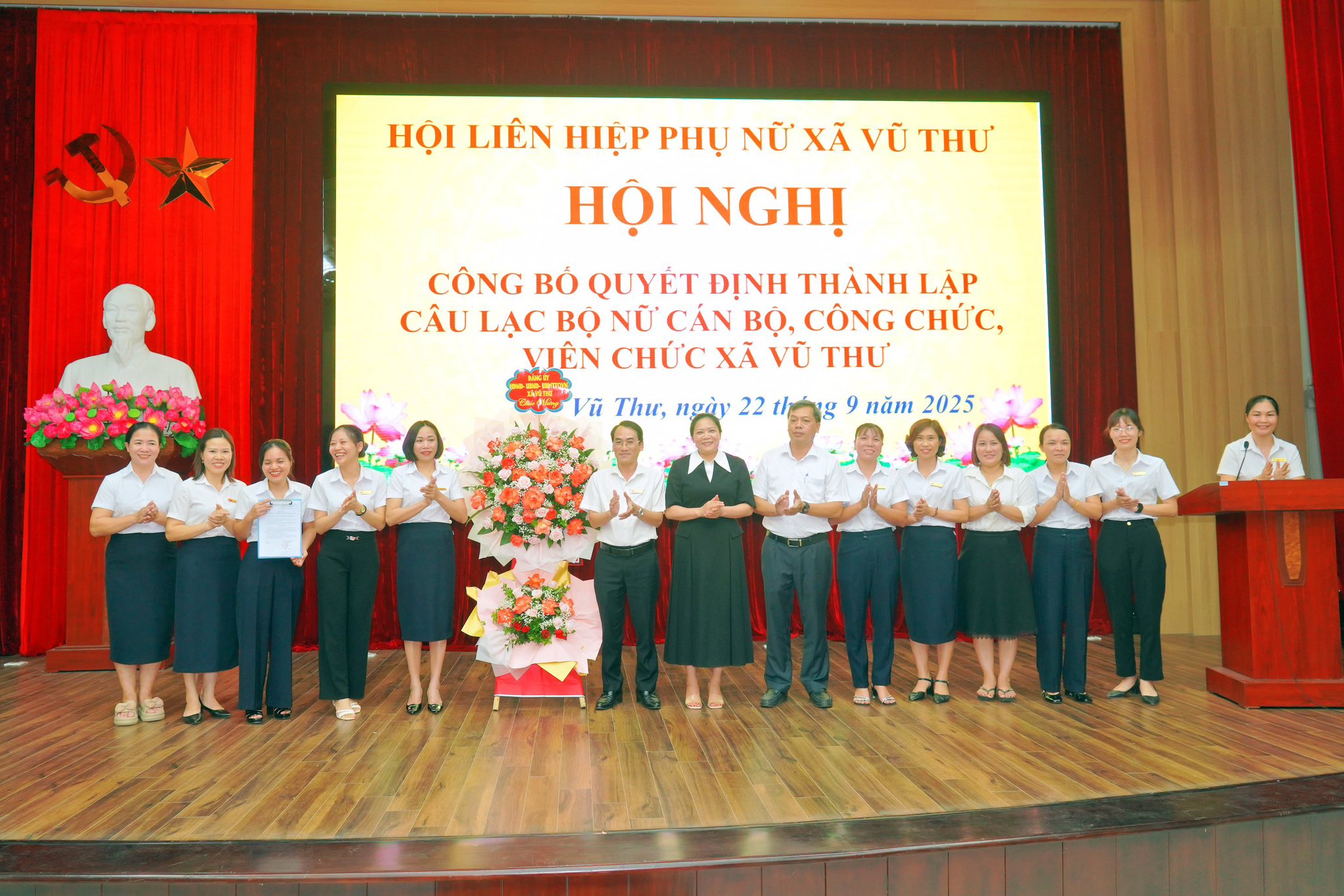 RA MẮT CÂU LẠC BỘ NỮ CÁN BỘ, CÔNG CHỨC, VIÊN CHỨC XÃ VŨ THƯ