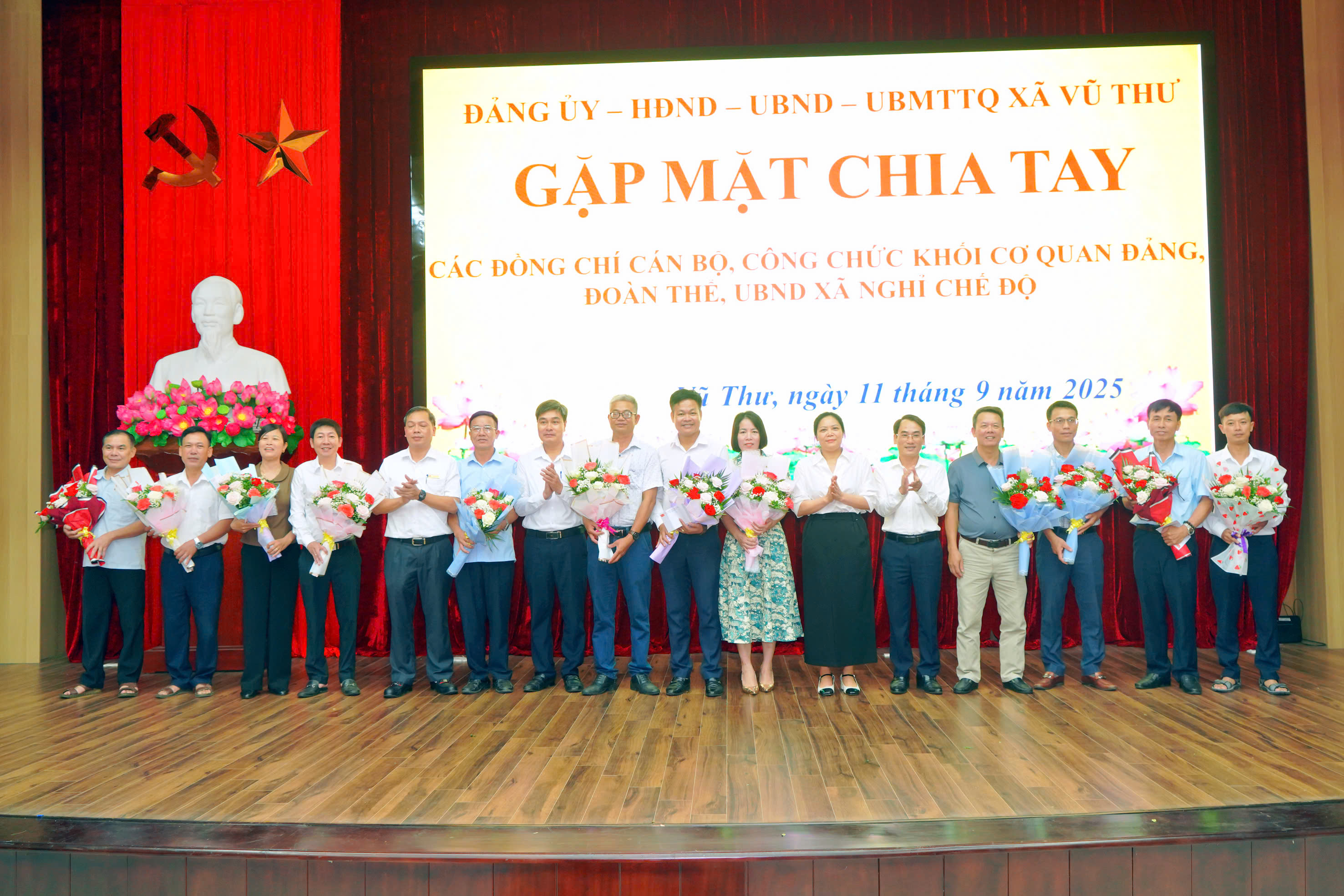 Xã Vũ Thư tổ chức gặp mặt, chia tay 13 đồng chí cán bộ, công chức nghỉ công tác