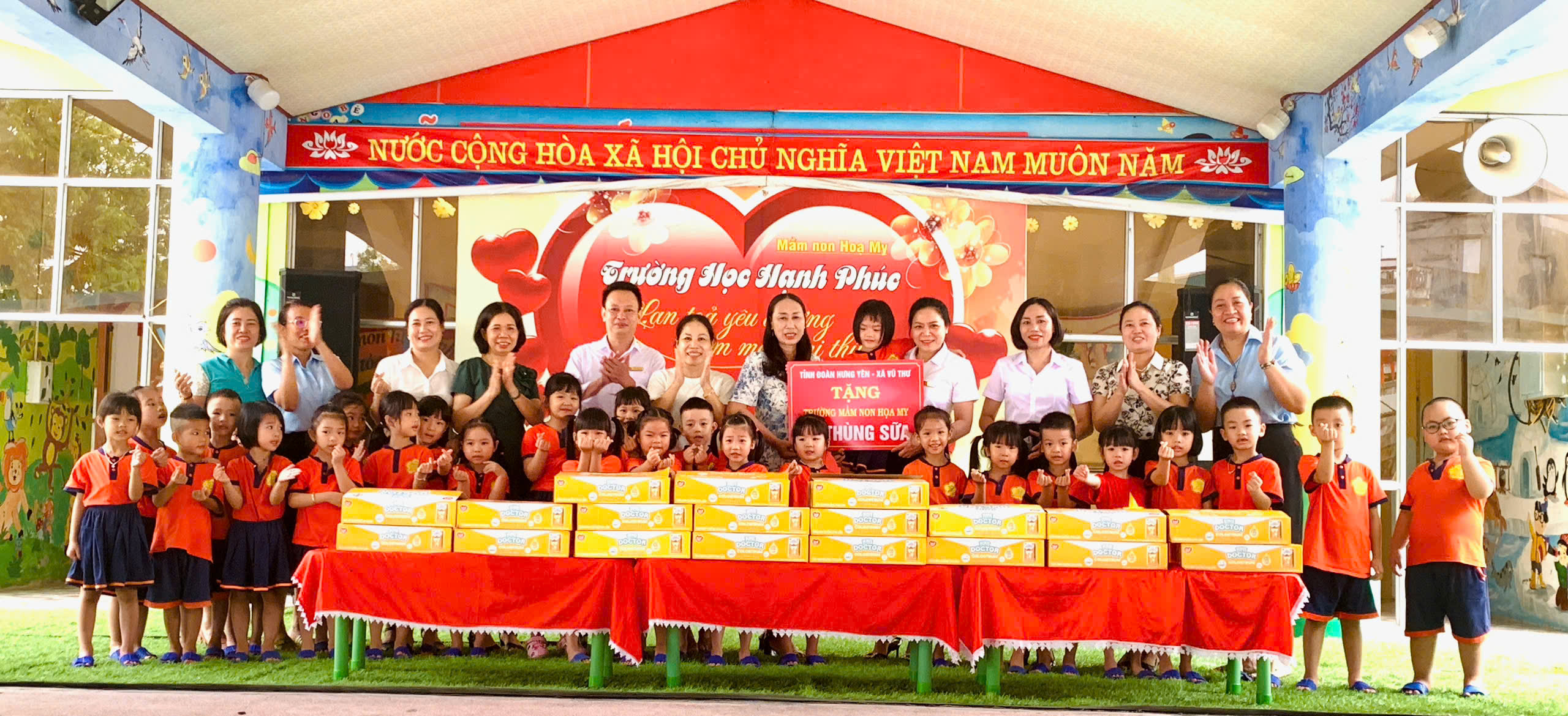 TỈNH ĐOÀN HƯNG YÊN VÀ XÃ VŨ THƯ TRAO TẶNG 100 THÙNG SỮA CHO 06 TRƯỜNG MẦM NON TRÊN ĐỊA BÀN