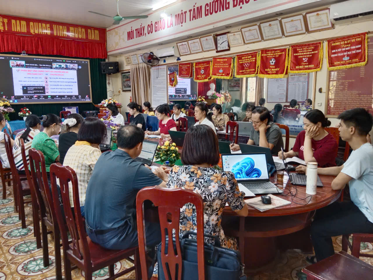 XÃ VŨ THƯ: 6 ĐƠN VỊ GIÁO DỤC CÓ BẬC HỌC THCS NGHIÊM TÚC THAM GIA TẬP HUẤN ỨNG DỤNG TRÍ TUỆ NHÂN TẠO AI