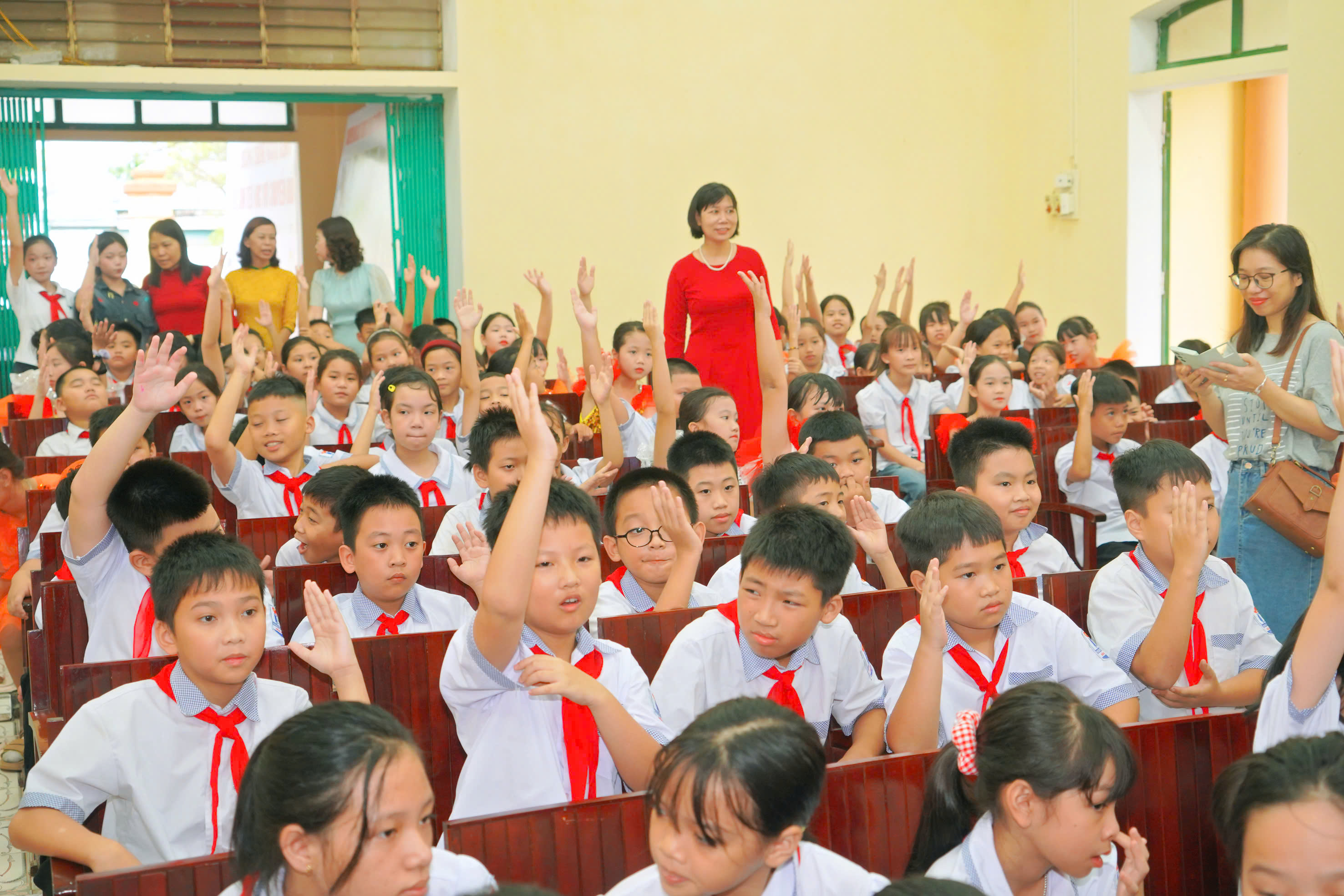 HỌC SINH TIỂU HỌC VỚI CHUYỂN ĐỔI SỐ – CHƯƠNG TRÌNH Ý NGHĨA TẠI TRƯỜNG TH&THCS HÒA BÌNH