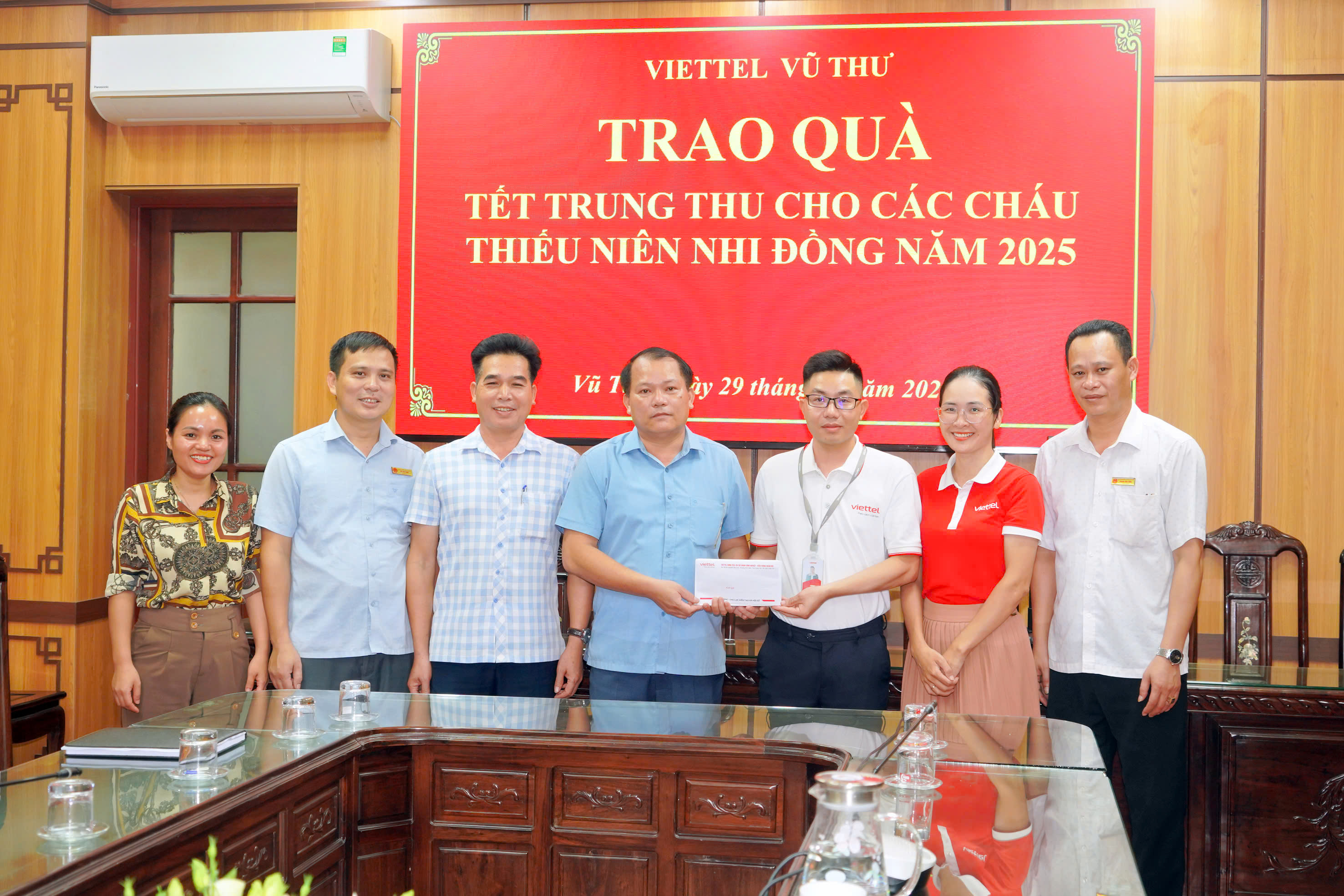 Viettel cụm Vũ Thư trao tặng quà Trung thu cho thiếu nhi xã Vũ Thư