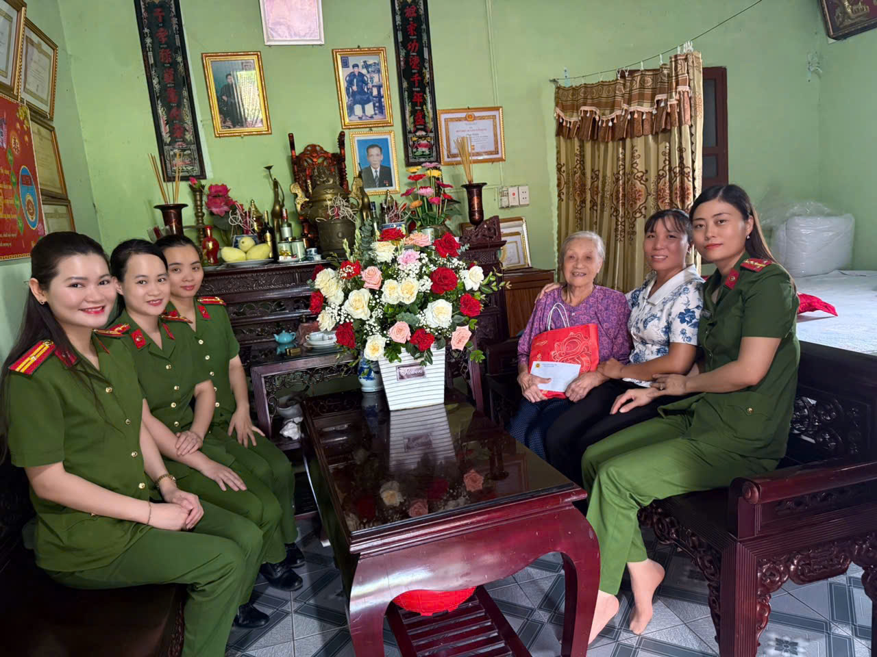 CHI HỘI PHỤ NỮ CÔNG AN XÃ VŨ THƯ TRAO QUÀ CHO CÁC ĐỒNG CHÍ NGUYÊN LÀ CHỦ TỊCH HỘI PHỤ NỮ NHÂN DỊP 20/10