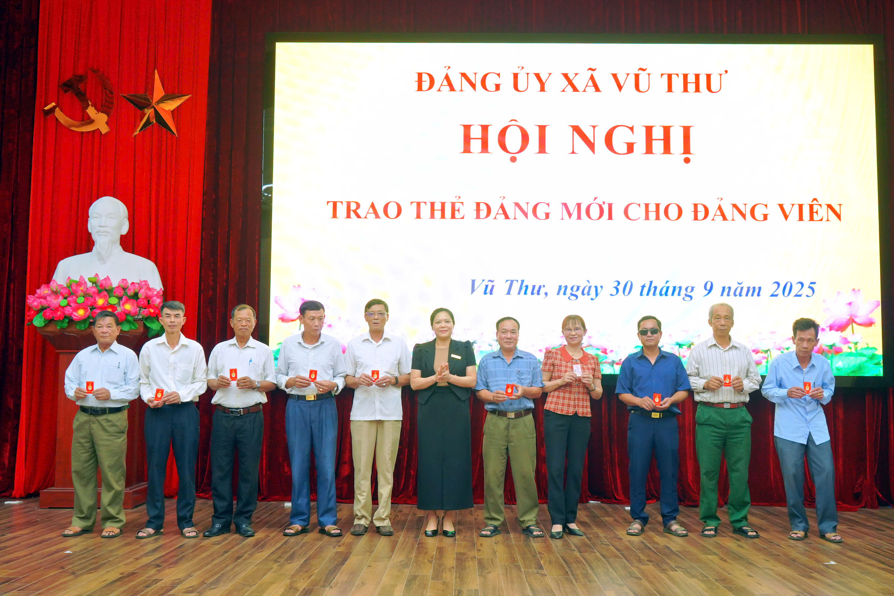 Đảng ủy xã Vũ Thư thực hiện trao thẻ đảng mới – hiện đại hóa quản lý hồ sơ đảng viên
