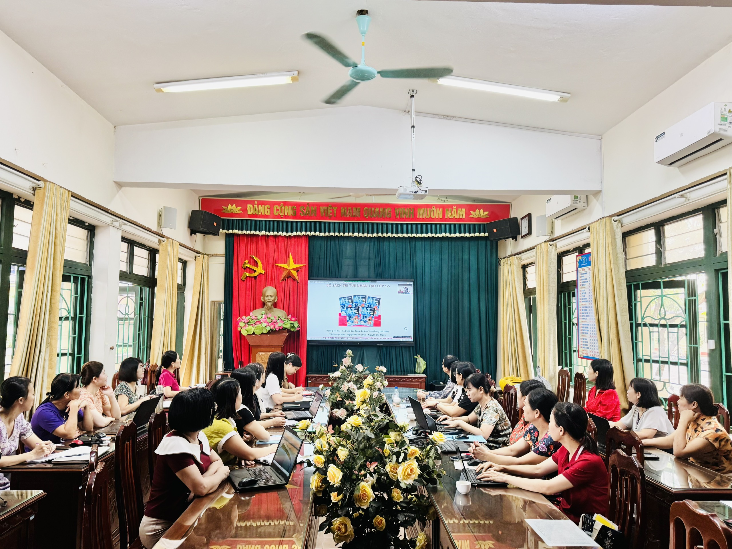 CÁC TRƯỜNG HỌC XÃ VŨ THƯ THAM DỰ HỘI NGHỊ TRỰC TUYẾN TẬP HUẤN TÀI LIỆU “TRÍ TUỆ NHÂN TẠO TỪ LỚP 1 ĐẾN LỚP 12”