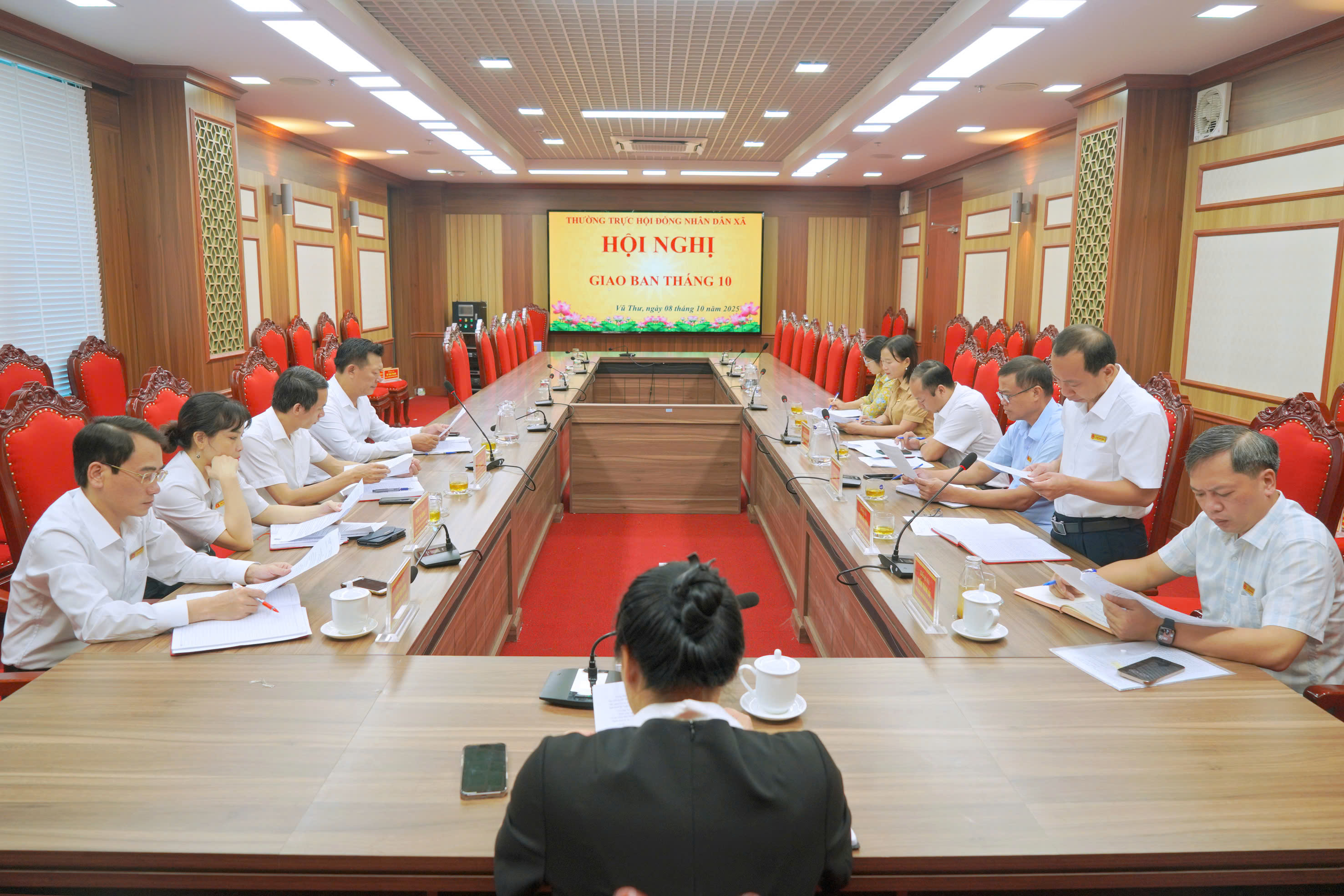 VŨ THƯ: HỘI NGHỊ GIAO BAN THƯỜNG TRỰC HỘI ĐỒNG NHÂN DÂN XÃ
