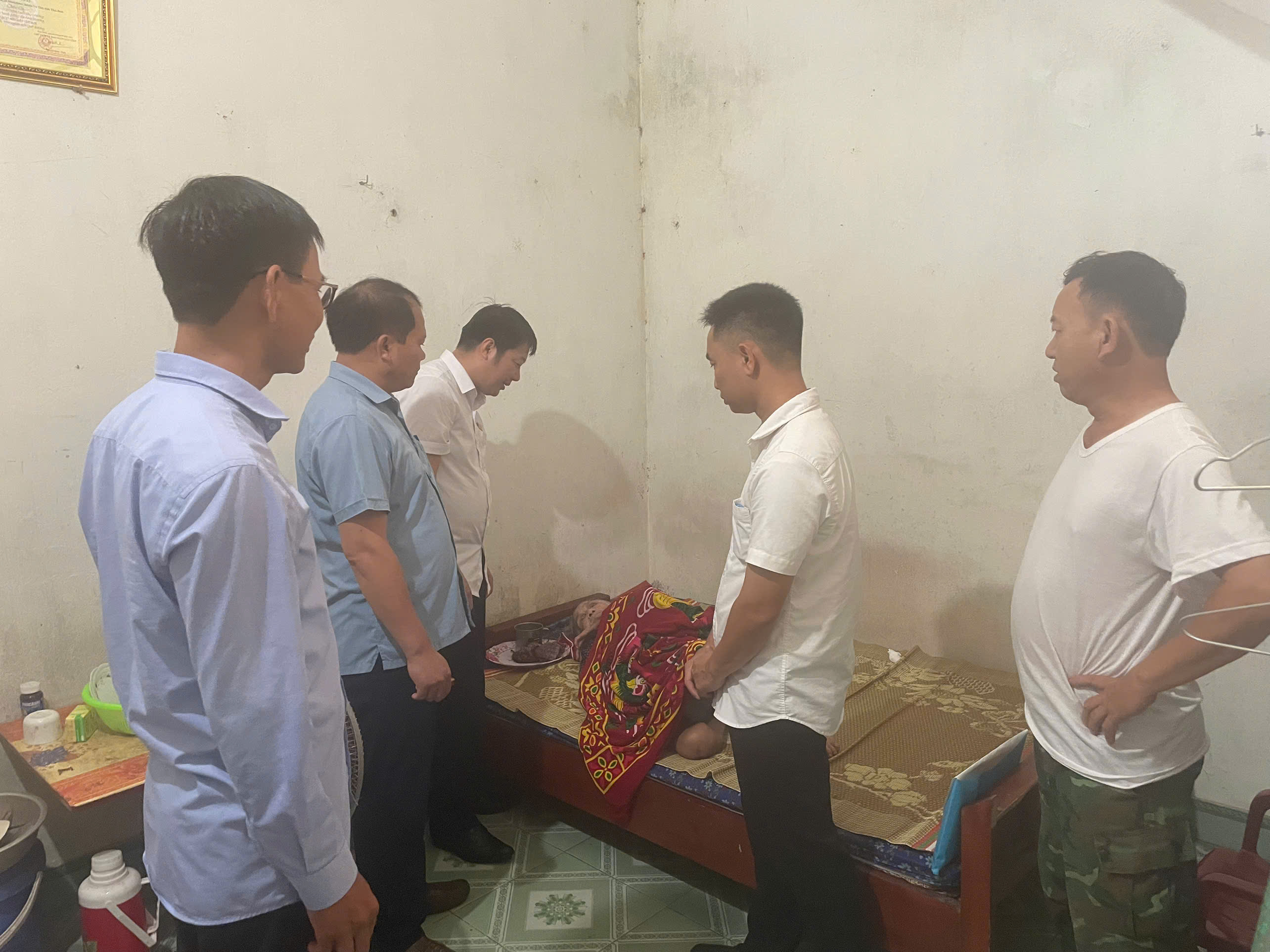 TRAO HỖ TRỢ ĐỘT XUẤT CỦA HỘI CHỮ THẬP ĐỎ XÃ VŨ THƯ CHO CÁC TRƯỜNG HỢP KHÓ KHĂN