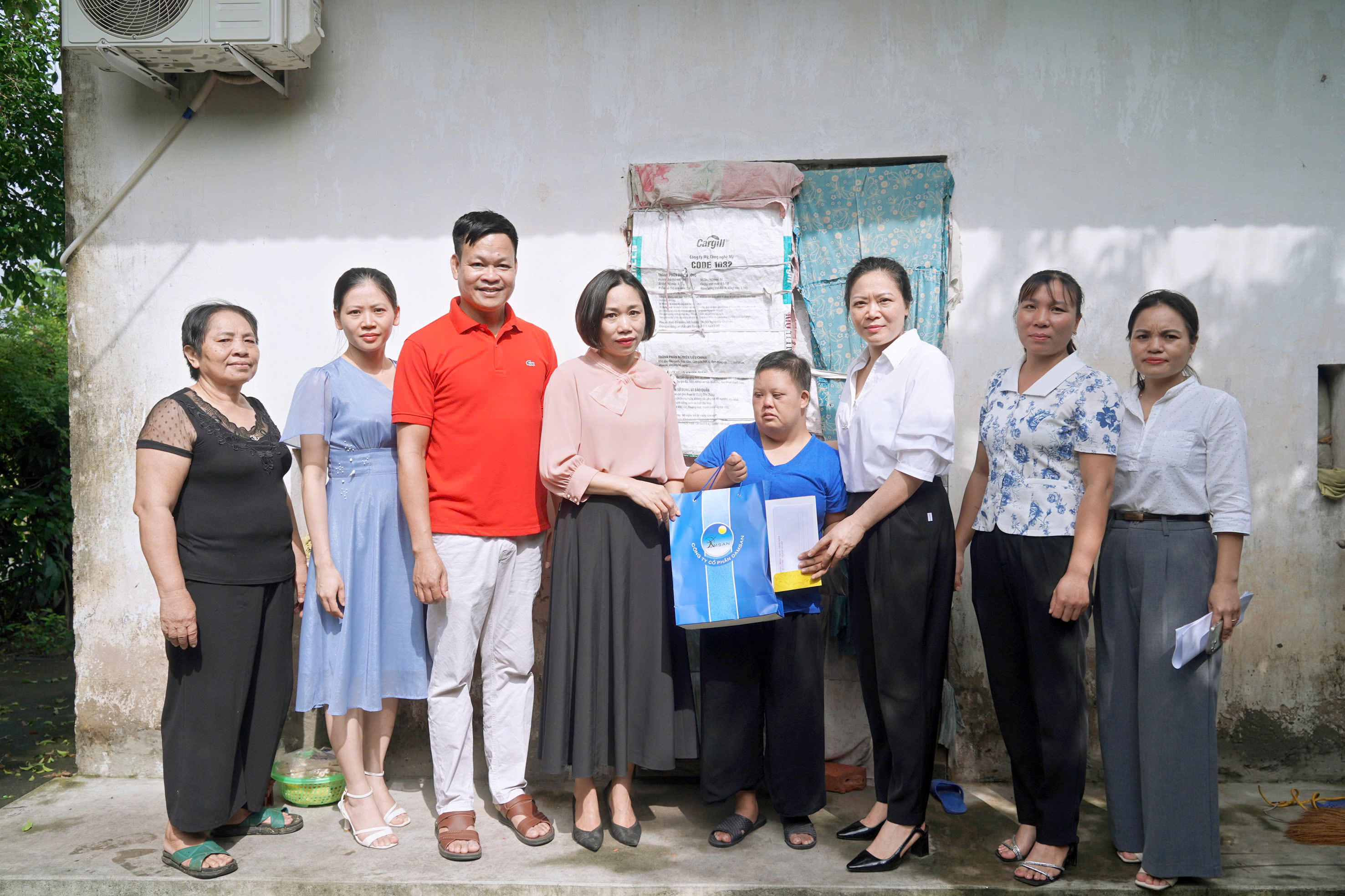 VŨ THƯ: CÂU LẠC BỘ NỮ CÁN BỘ, CÔNG CHỨC, VIÊN CHỨC CÙNG HỘI CHỮ THẬP ĐỎ TRAO QUÀ CHO HỘI VIÊN PHỤ NỮ CÓ HOÀN CẢNH KHÓ KHĂN