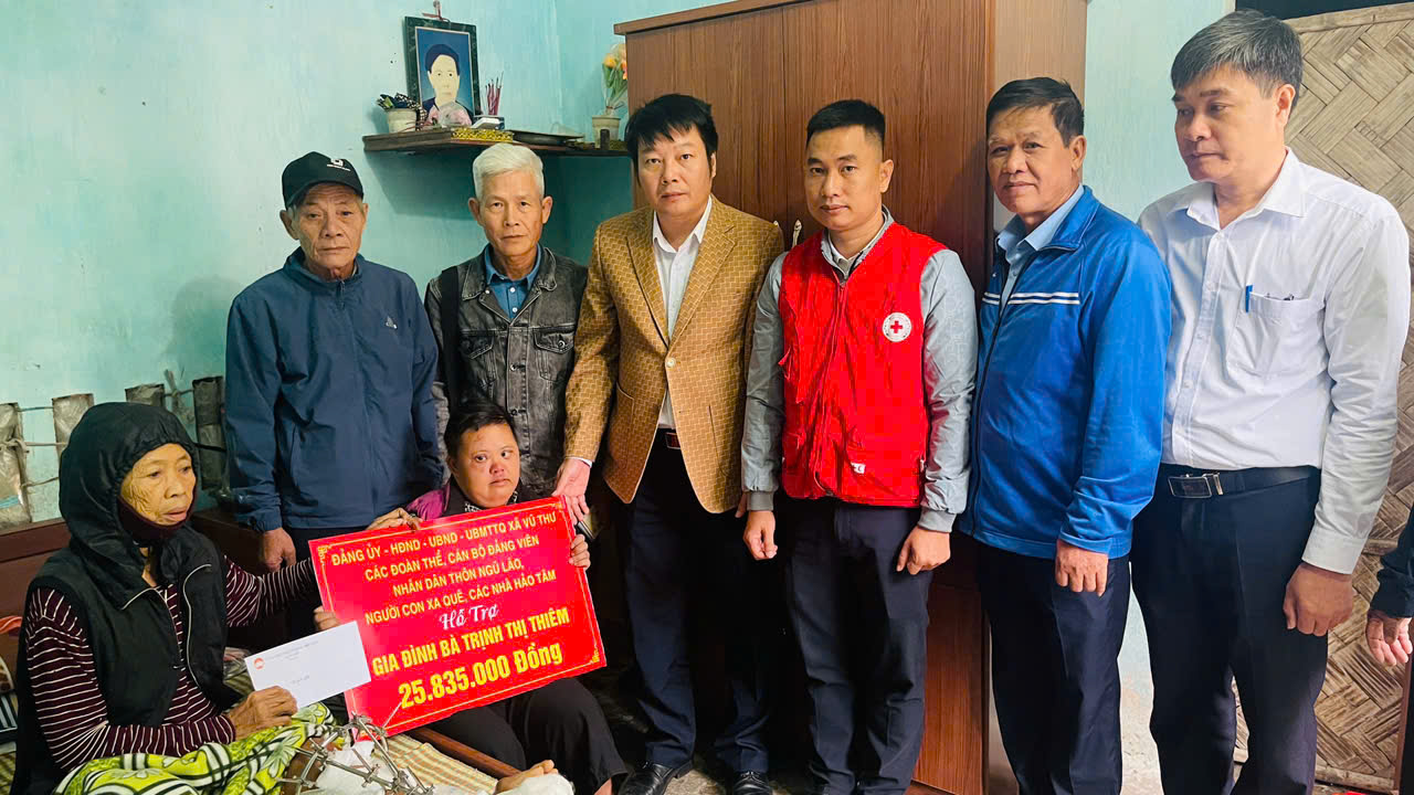 LAN TỎA TINH THẦN NHÂN ÁI, CHUNG TAY GIÚP ĐỠ HỘ GIA ĐÌNH CÓ HOÀN CẢNH KHÓ KHĂN TẠI XÃ VŨ THƯ