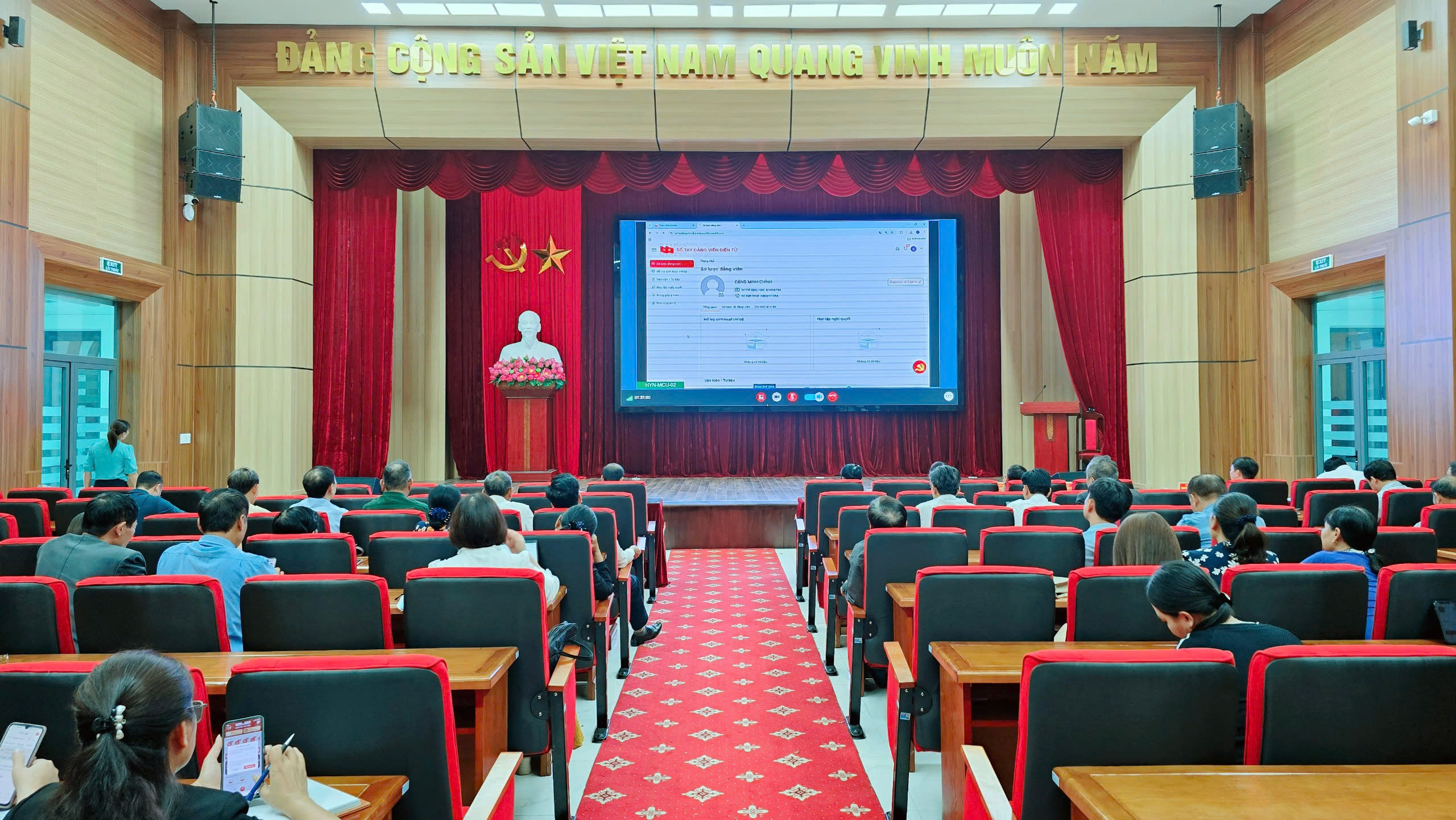 ĐẢNG ỦY XÃ VŨ THƯ THAM DỰ HỘI NGHỊ TẬP HUẤN TRỰC TUYẾN TRIỂN KHAI ỨNG DỤNG “SỔ TAY ĐẢNG VIÊN ĐIỆN TỬ”