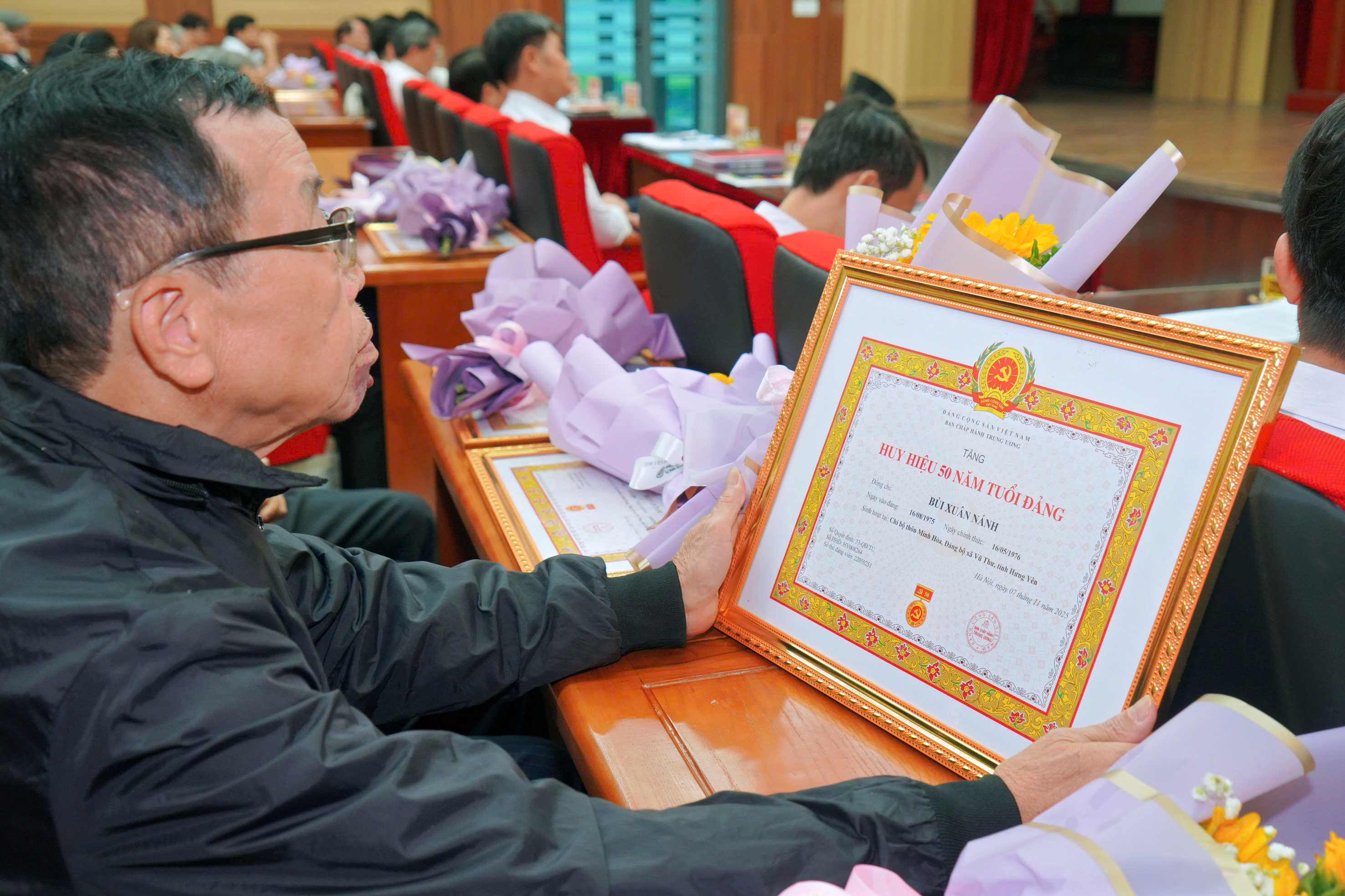 ĐẢNG BỘ XÃ VŨ THƯ LONG TRỌNG TỔ CHỨC LỄ TRAO TẶNG HUY HIỆU ĐẢNG ĐỢT 07/11/2025