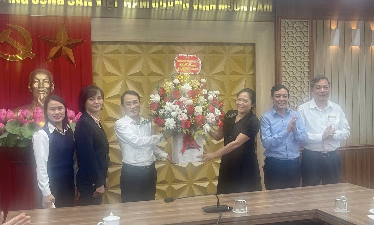 VŨ THƯ: TRUNG TÂM CHÍNH TRỊ GẶP MẶT NHÂN KỶ NIỆM 43 NĂM NGÀY NHÀ GIÁO VIỆT NAM