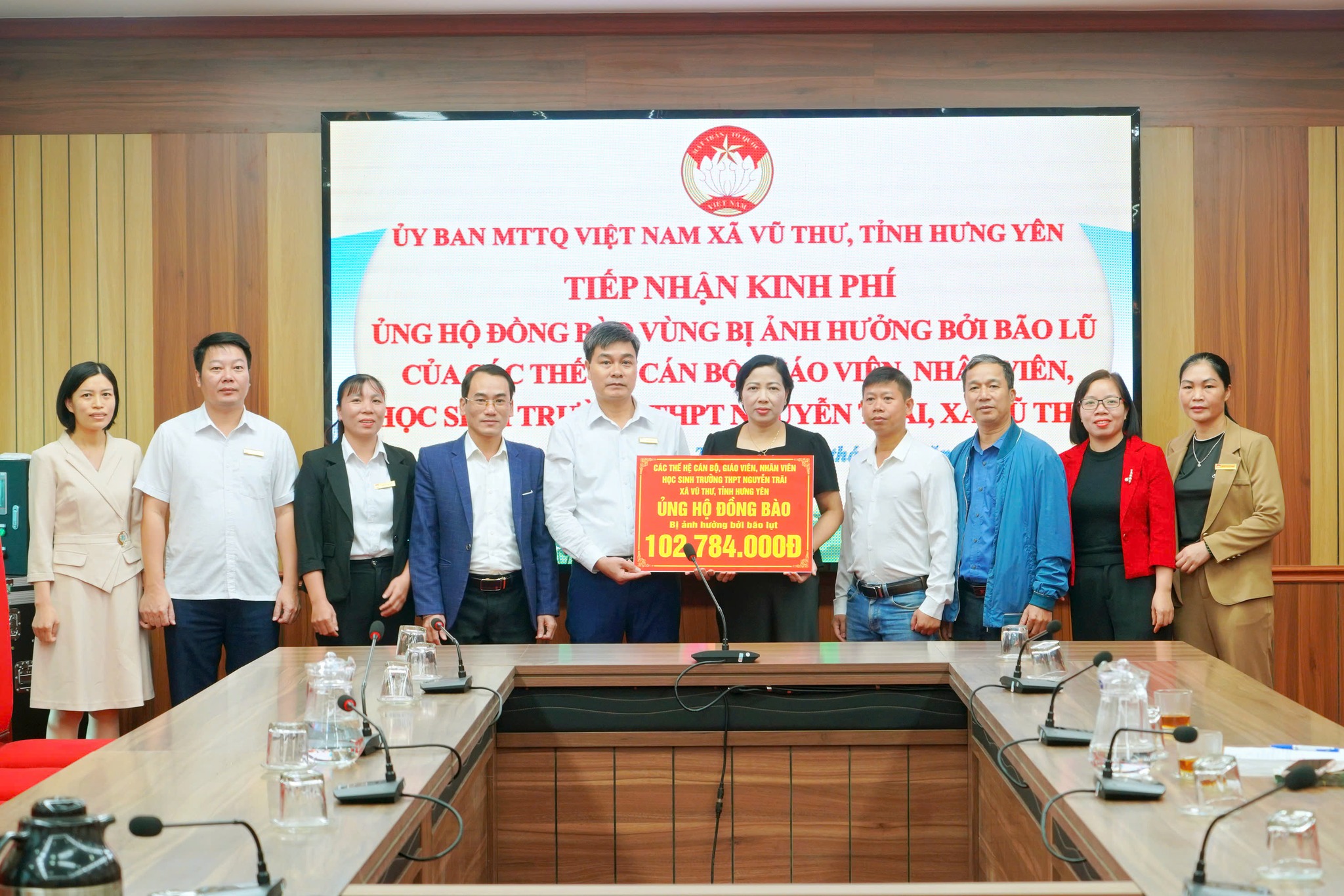 BAN THƯỜNG TRỰC ỦY BAN MẶT TRẬN TỔ QUỐC VIỆT NAM XÃ VŨ THƯ TIẾP NHẬN KINH PHÍ ỦNG HỘ ĐỒNG BÀO BỊ ẢNH HƯỞNG BÃO LỤT NĂM 2025