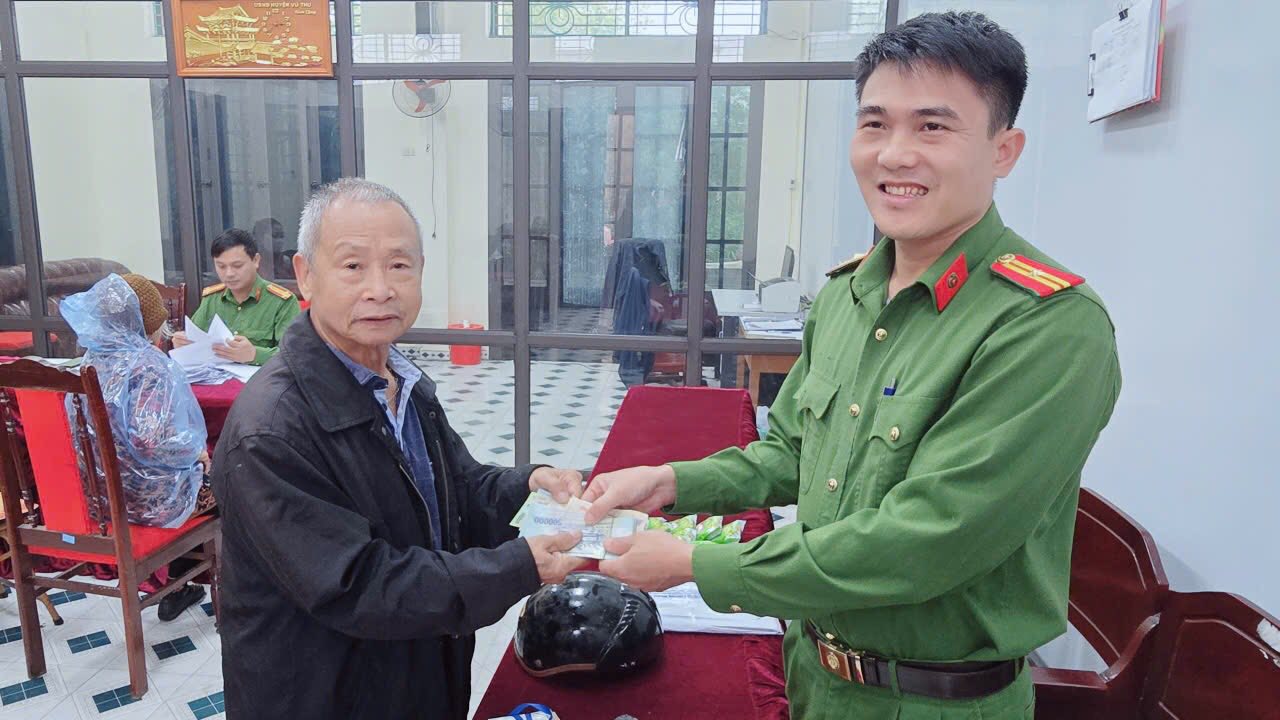VŨ THƯ: TRẢ LẠI VÍ TIỀN HƠN 20 TRIỆU ĐỒNG CHO NGƯỜI ĐÁNH MẤT – LAN TỎA NGHĨA CỬ ĐẸP TRONG CỘNG ĐỒNG