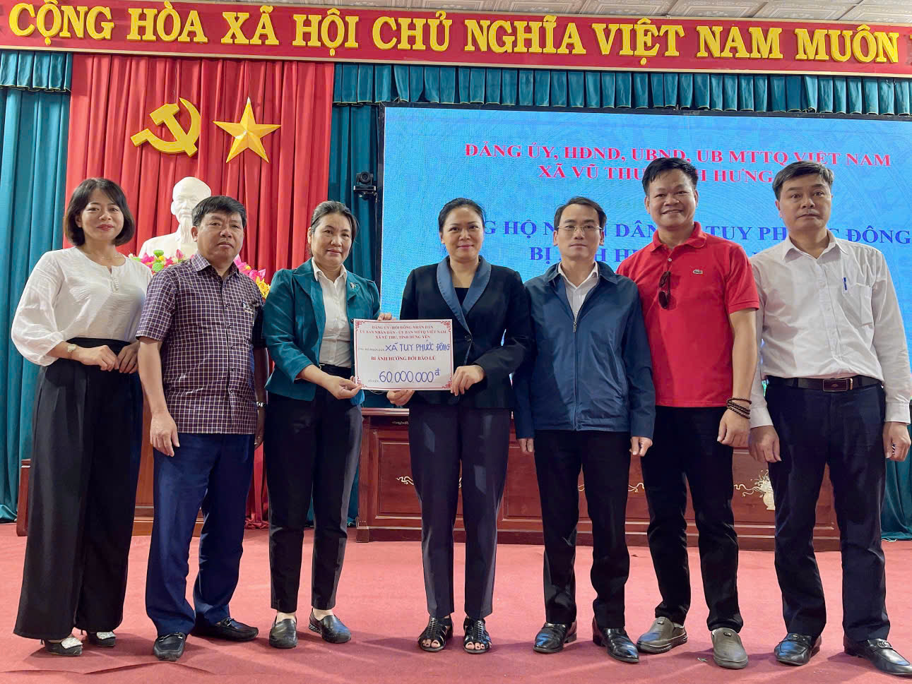 ĐOÀN CÔNG TÁC XÃ VŨ THƯ THĂM, ĐỘNG VIÊN VÀ HỖ TRỢ ĐỒNG BÀO BỊ ẢNH HƯỞNG LŨ LỤT TẠI TỈNH GIA LAI