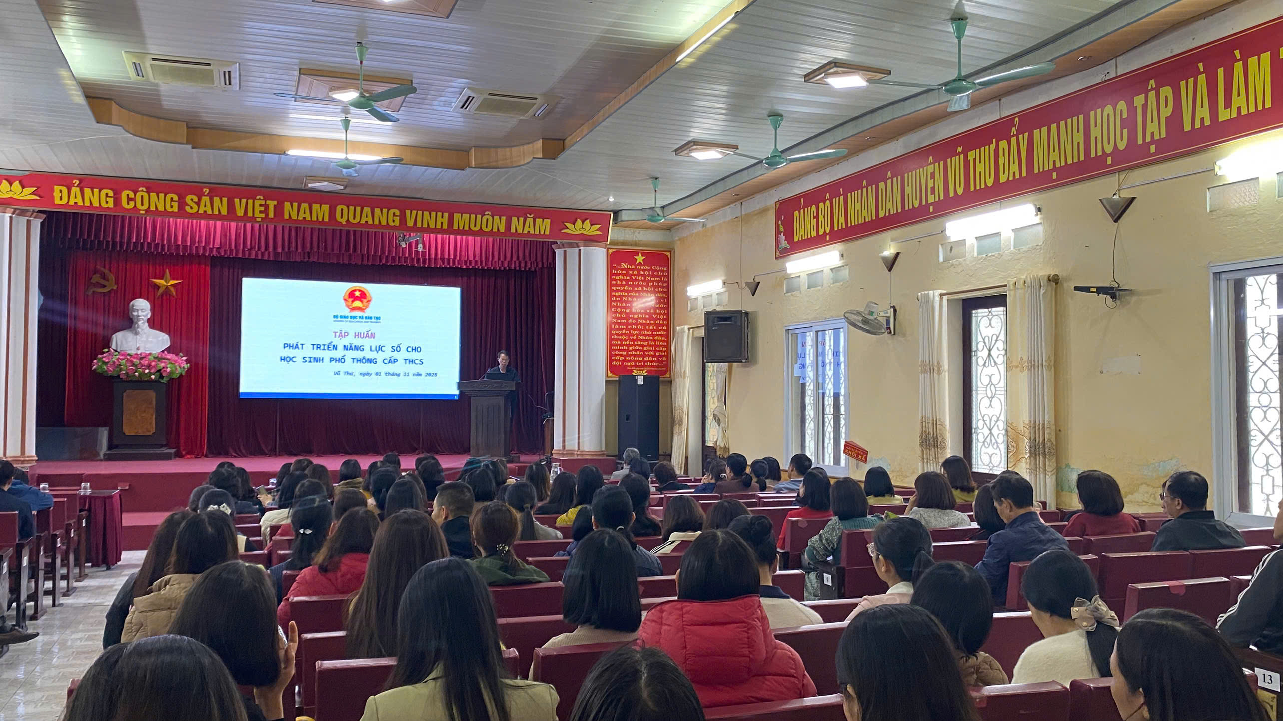 GIÁO DỤC VŨ THƯ TRIỂN KHAI TẬP HUẤN CÁN BỘ, GIÁO VIÊN PHÁT TRIỂN KHUNG NĂNG LỰC SỐ CHO HỌC SINH