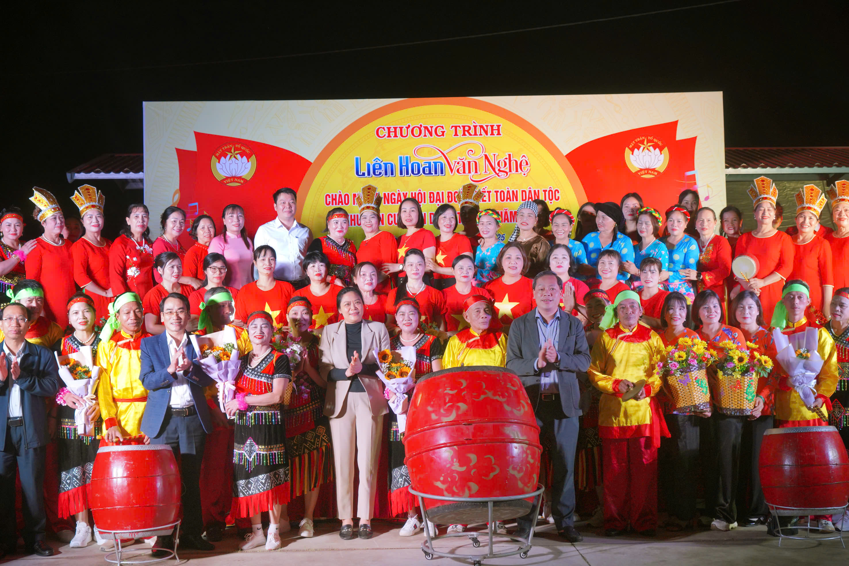 VŨ THƯ: SÔI NỔI KHÔNG KHÍ NGÀY HỘI ĐẠI ĐOÀN KẾT TOÀN DÂN TỘC TẠI CÁC THÔN TRÊN ĐỊA BÀN XÃ