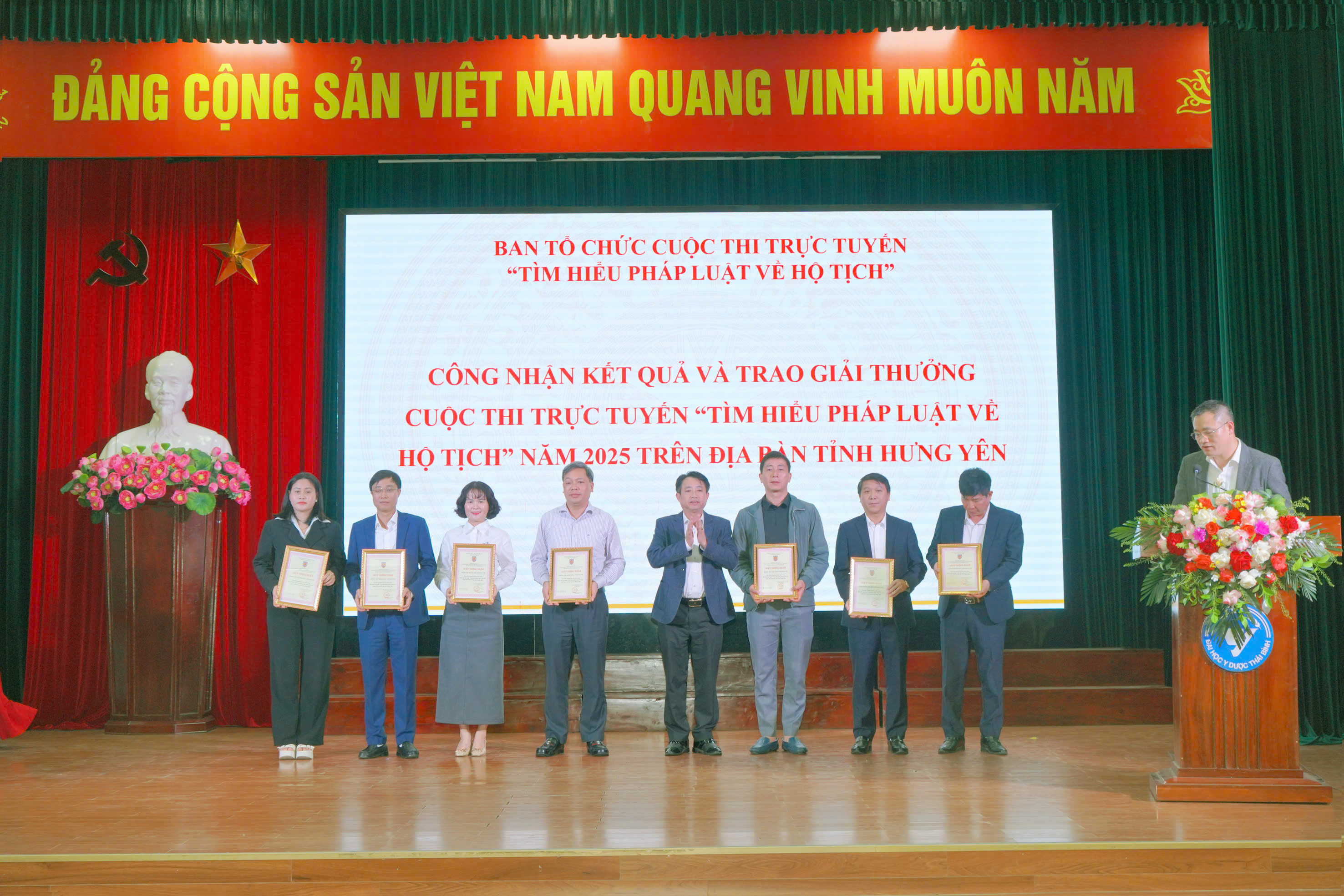 VŨ THƯ ĐƯỢC VINH DANH TẠI LỄ HƯỞNG ỨNG NGÀY PHÁP LUẬT VIỆT NAM