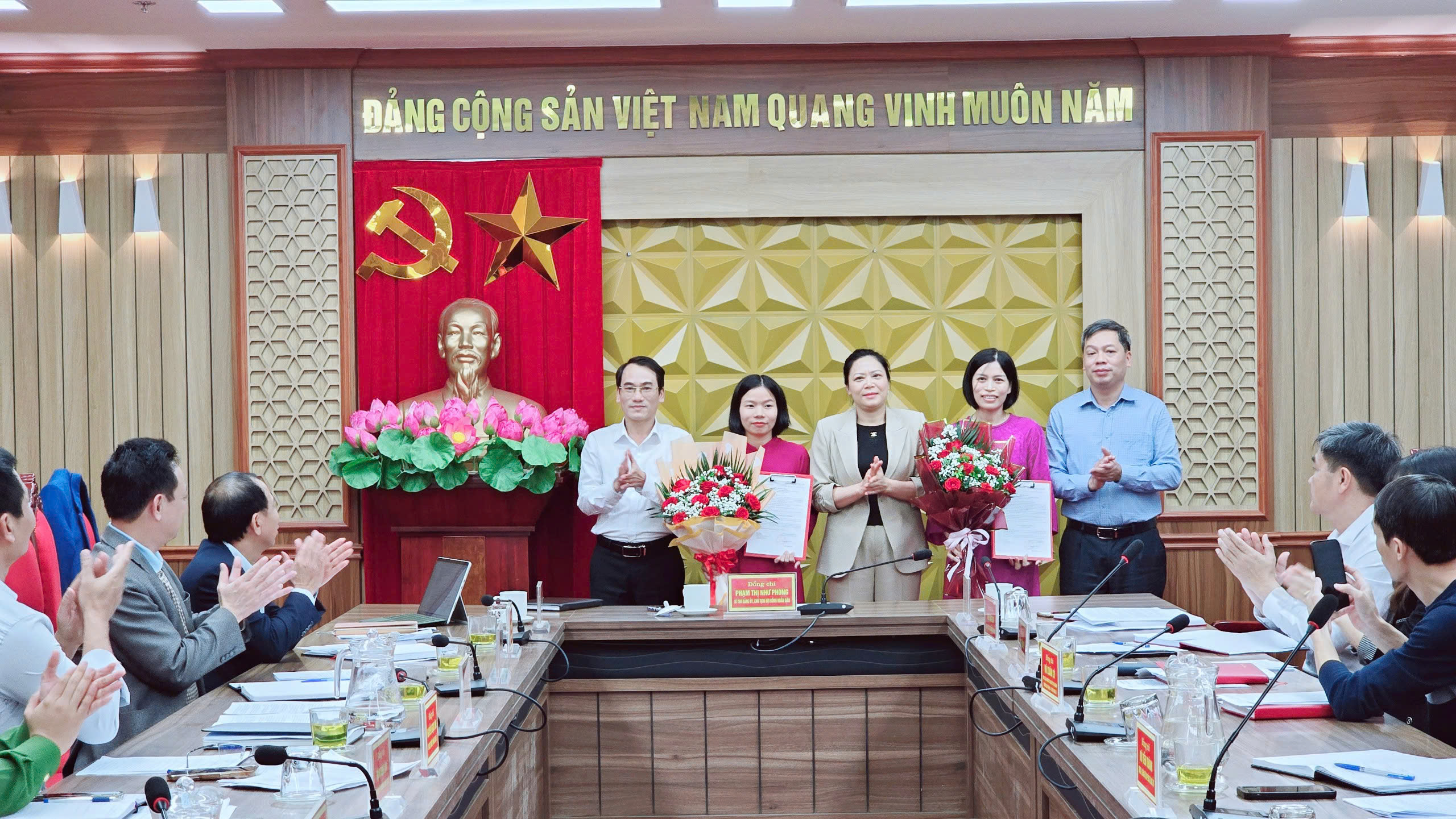 BAN THƯỜNG VỤ ĐẢNG ỦY XÃ CÔNG BỐ CÁC QUYẾT ĐỊNH VỀ CÔNG TÁC CÁN BỘ