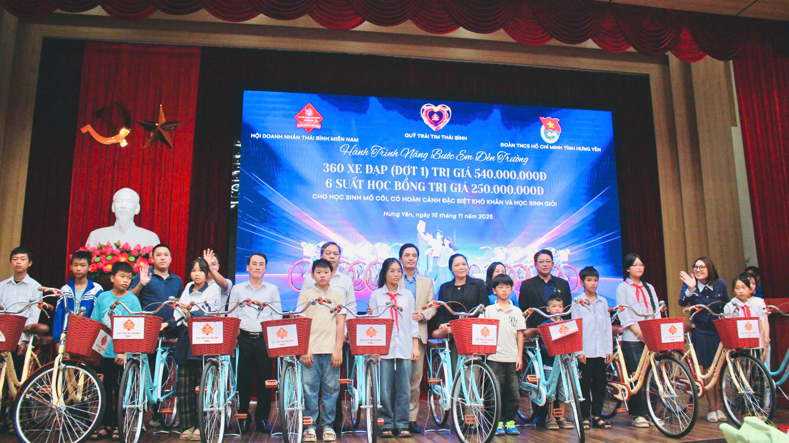 25 HỌC SINH CÓ HOÀN CẢNH KHÓ KHĂN XÃ VŨ THƯ ĐƯỢC TRAO TẶNG XE ĐẠP TIẾP SỨC ĐẾN TRƯỜNG