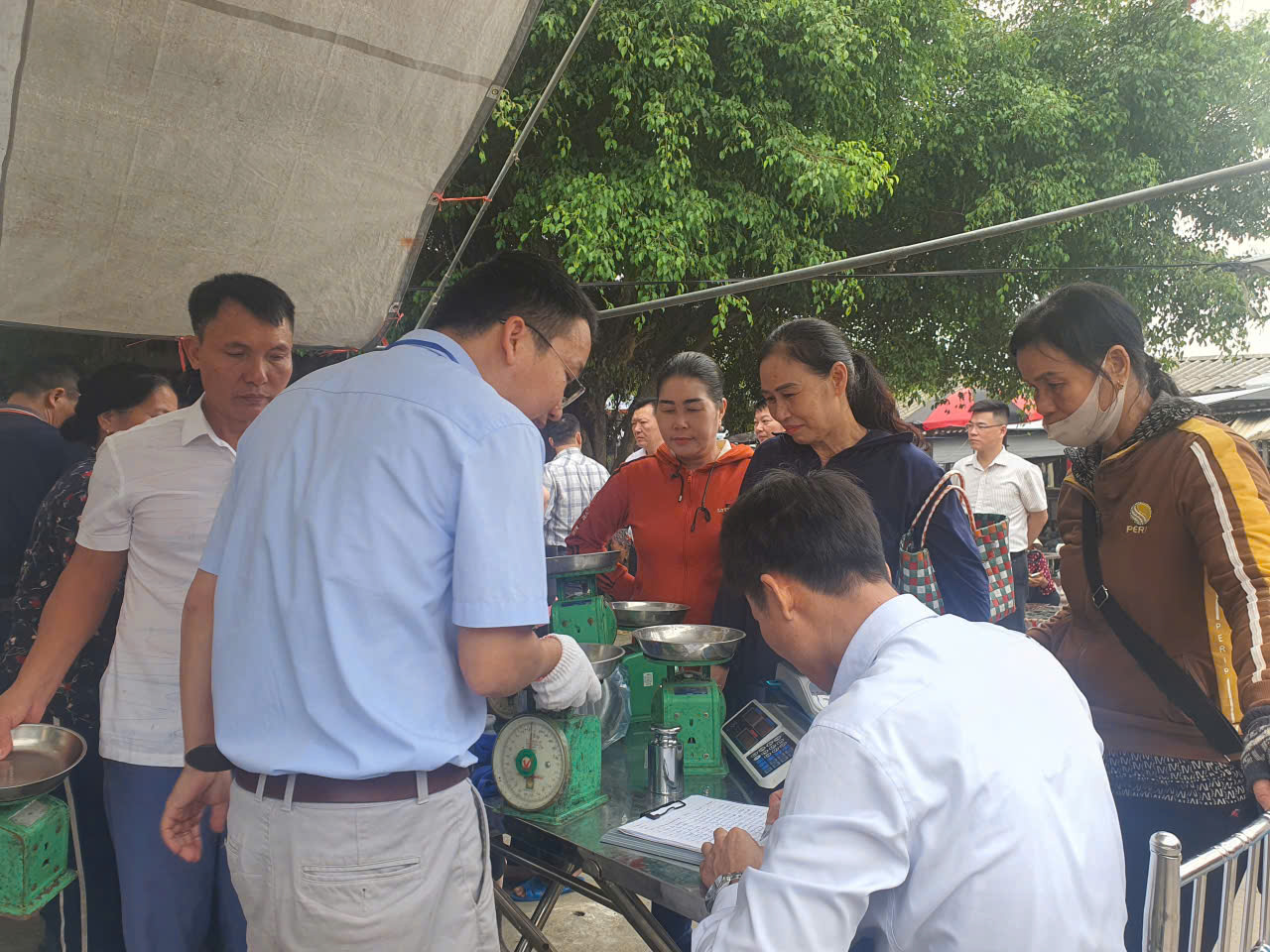 VŨ THƯ: TỔ CHỨC KIỂM ĐỊNH CÂN LƯU ĐỘNG TẠI CHỢ THÔNG BẢO ĐẢM QUYỀN LỢI NGƯỜI TIÊU DÙNG