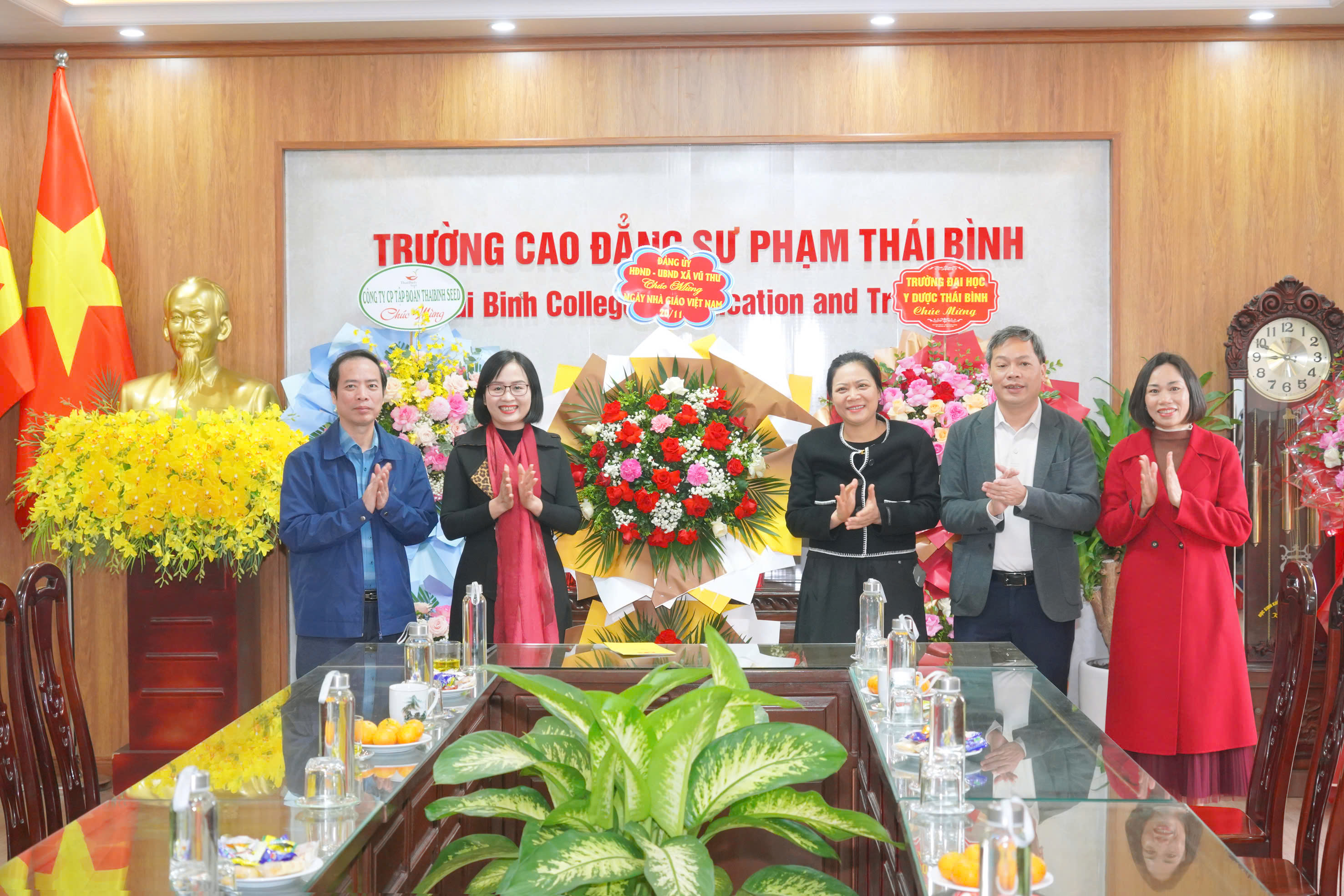 LÃNH ĐẠO XÃ VŨ THƯ THĂM, CHÚC MỪNG CÁC CƠ SỞ GIÁO DỤC – ĐÀO TẠO TRÊN ĐỊA BÀN TỈNH NHÂN DỊP 20/11