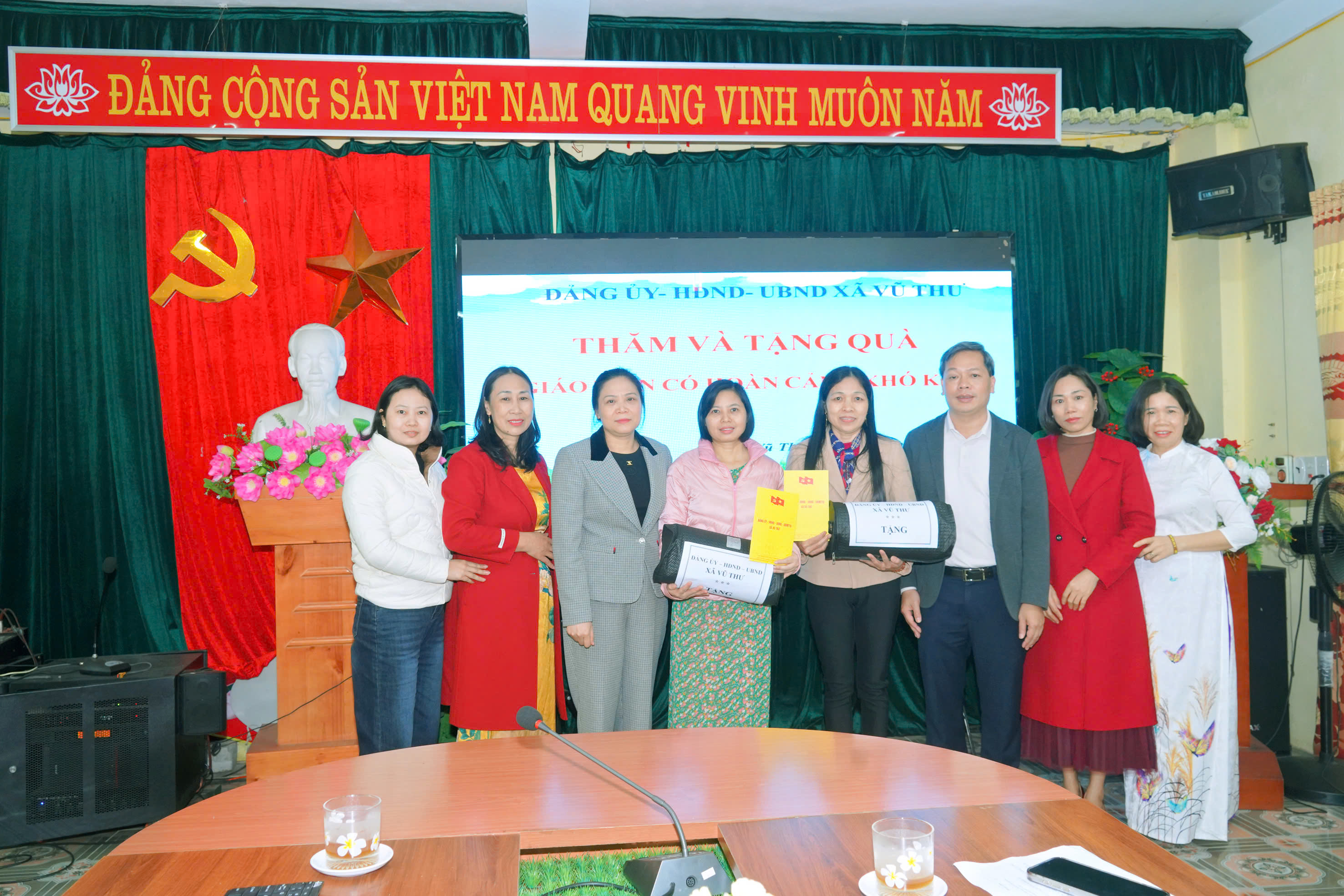 LÃNH ĐẠO XÃ VŨ THƯ THĂM, TẶNG QUÀ GIÁO VIÊN CÓ HOÀN CẢNH KHÓ KHĂN NHÂN DỊP 20/11