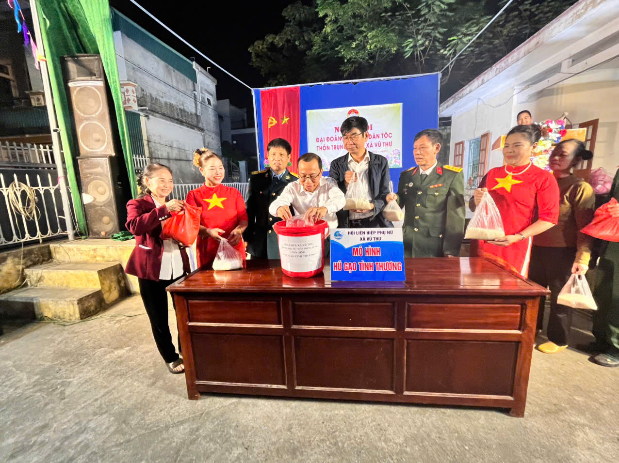 HỘI LIÊN HIỆP PHỤ NỮ XÃ VŨ THƯ PHỐI HỢP CHI HỘI PHỤ NỮ THÔN TRUNG HƯNG LAN TỎA YÊU THƯƠNG TỪ MÔ HÌNH “HŨ GẠO TÌNH THƯƠNG”
