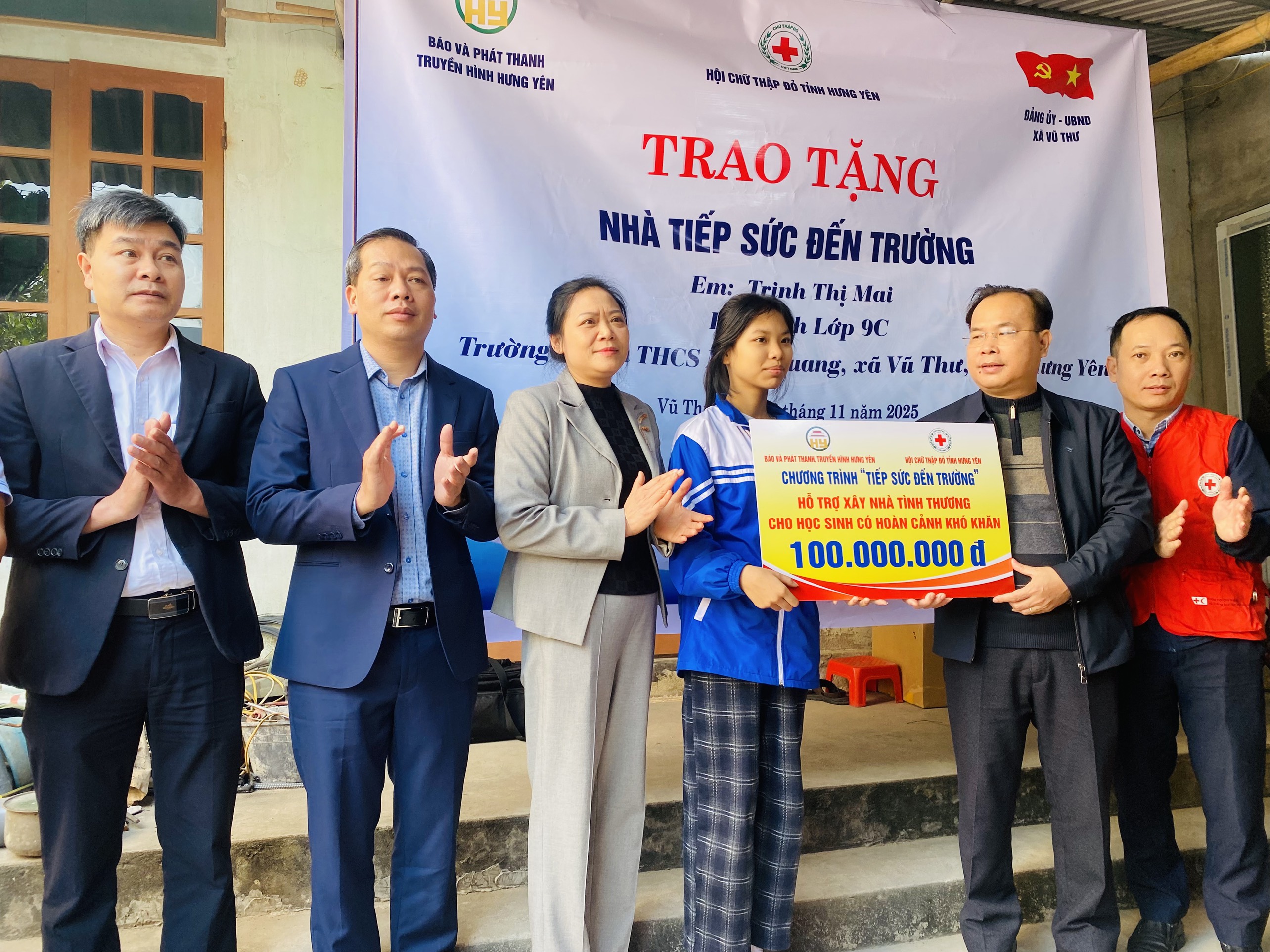 TRAO TẶNG “NHÀ TIẾP SỨC ĐẾN TRƯỜNG” CHO EM TRỊNH THỊ MAI CHI – HỌC SINH LỚP 9C TRƯỜNG TH&THCS MINH QUANG, XÃ VŨ THƯ