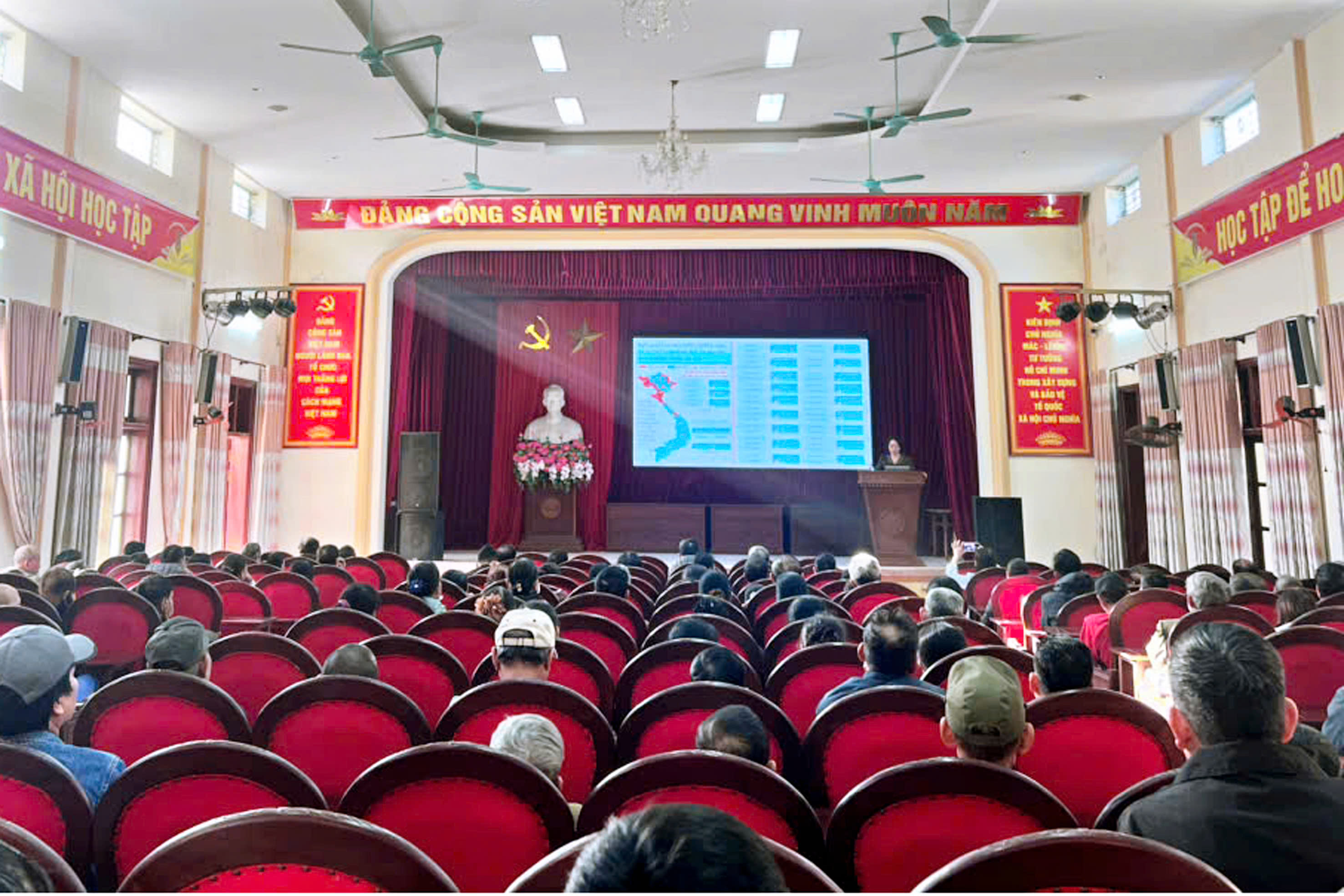 GẦN 170 HỌC VIÊN THUỘC 6 XÃ ĐƯỢC BỒI DƯỠNG CHUYÊN ĐỀ “XÂY DỰNG NÔNG THÔN MỚI NÂNG CAO GẮN VỚI CƠ CẤU LẠI NGÀNH NÔNG NGHIỆP TỈNH NĂM 2025