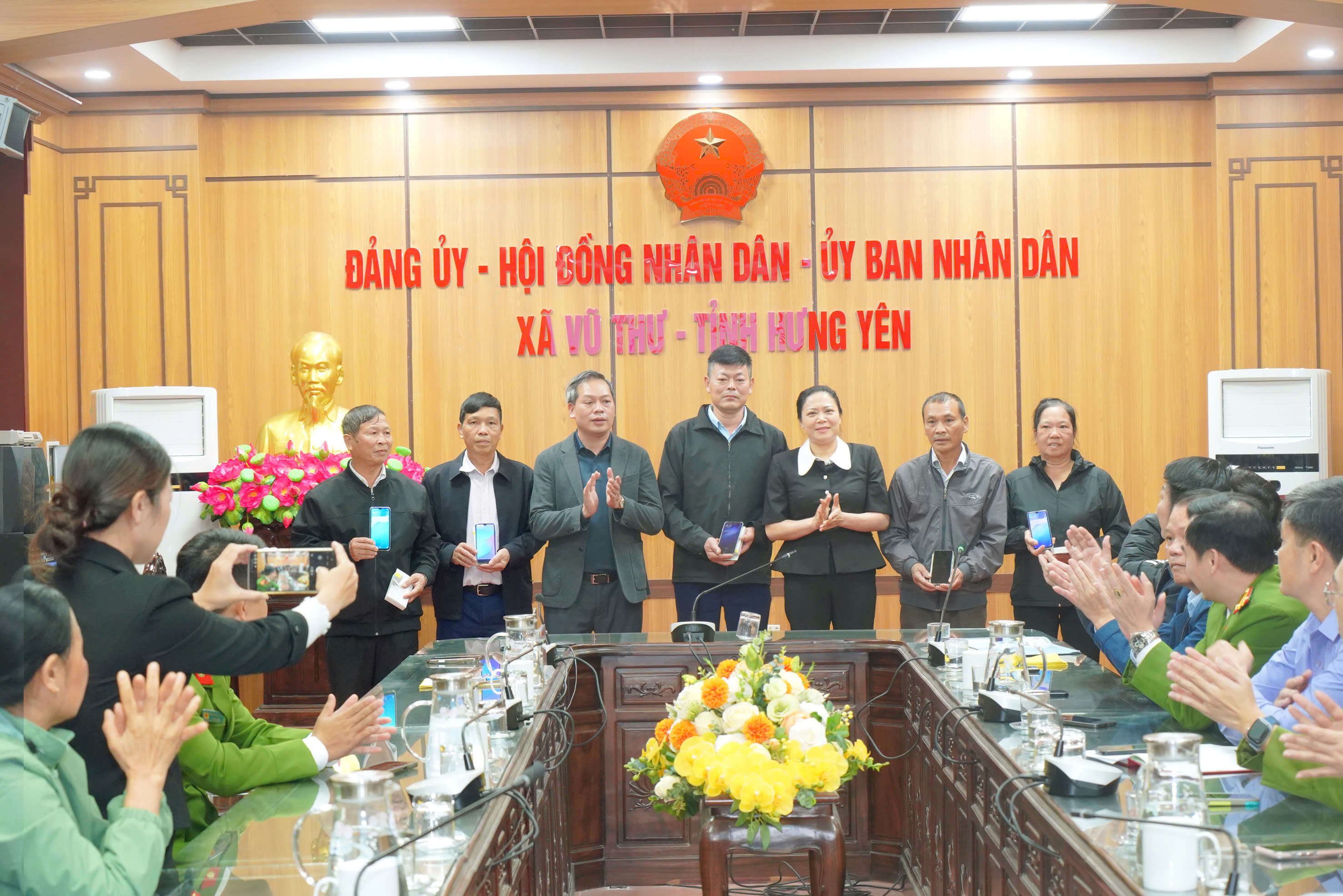 Vũ Thư tổ chức trao tặng thiết bị số phục vụ chuyển đổi số tại cơ sở